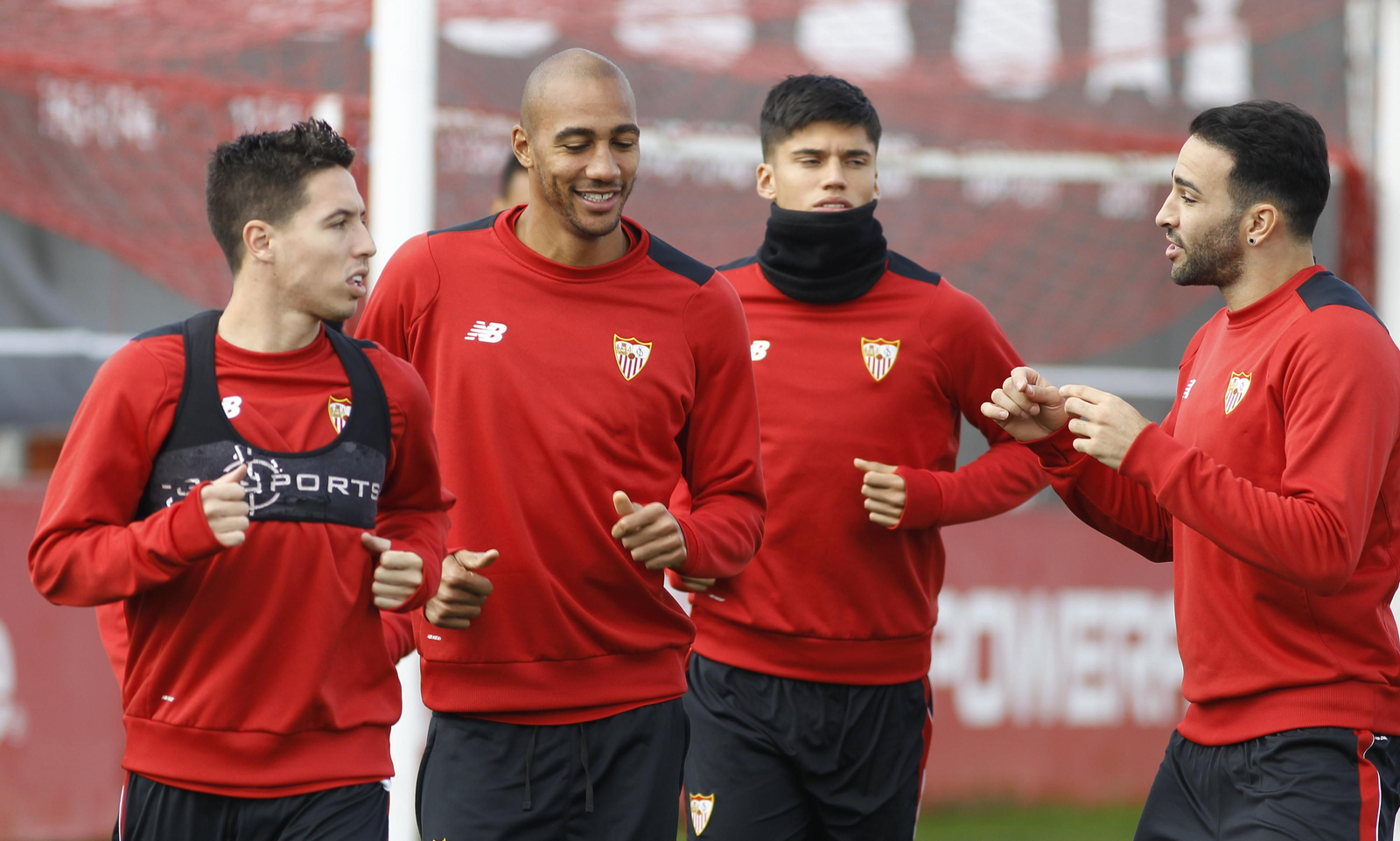 Nasri, N'Zonzi y Rami charlan ante Correa mientras hacen el calentamiento.