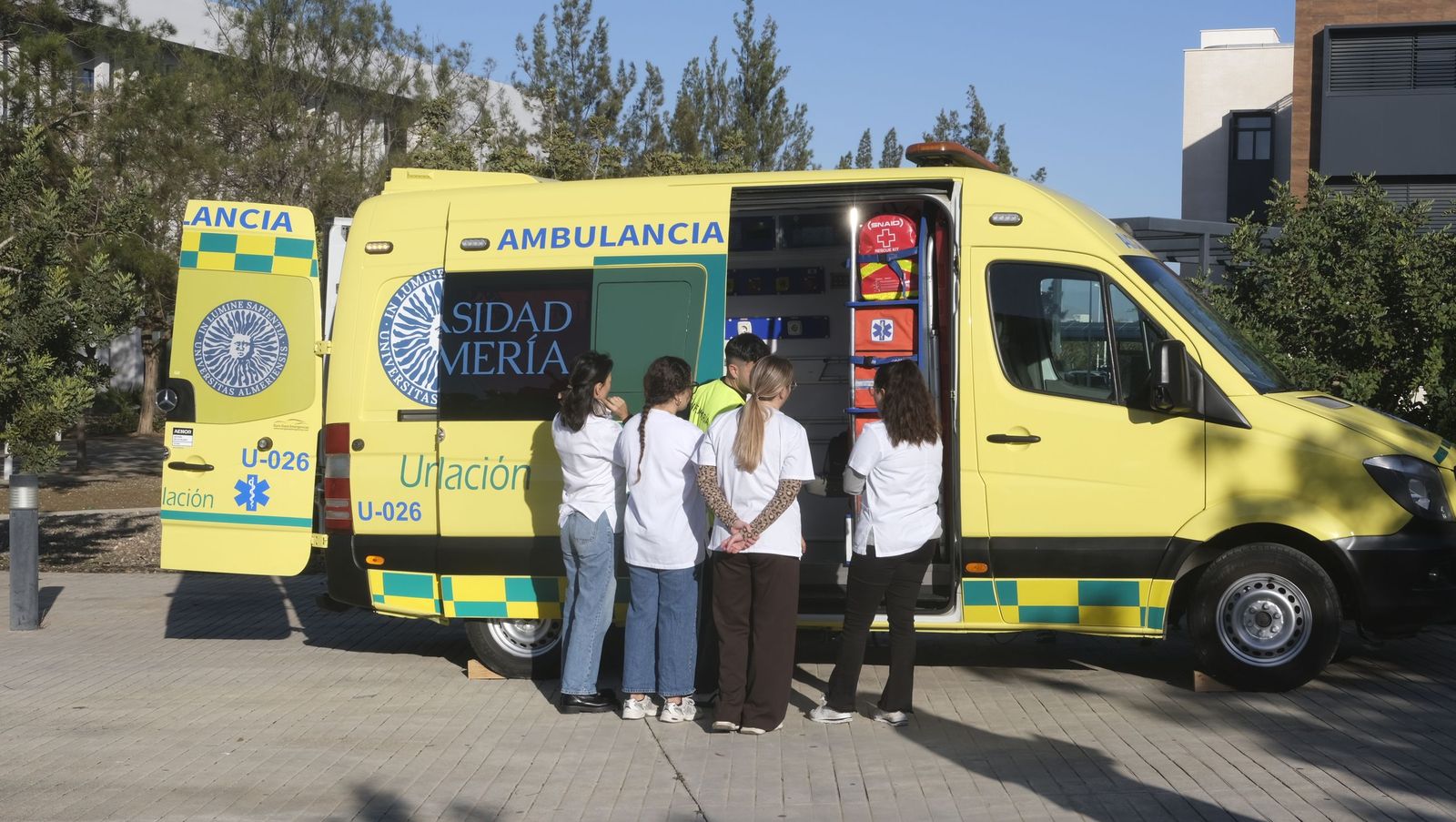 La Facultad de Ciencias de la Salud de la UAL suma a sus instalaciones una ambulancia didáctica
