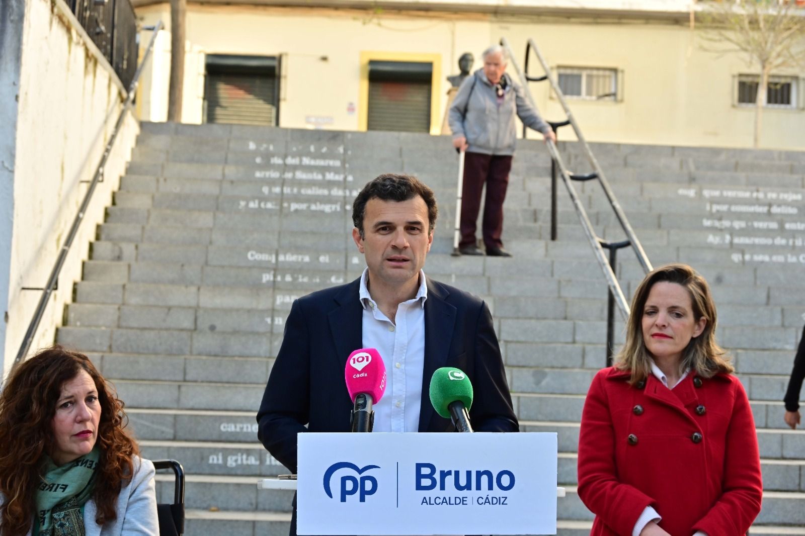 Bruno García, durante su intervención, con un señor mayor bajando muy poquito a poco una escalera poco amigable