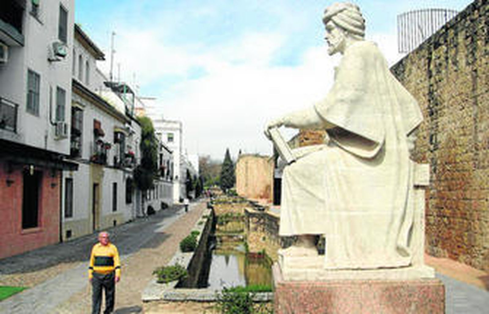 Arriba. Estatua de Averroes junto a la muralla. abajo. 'Doodle' que Google dedicó ayer al sabio cordobés.