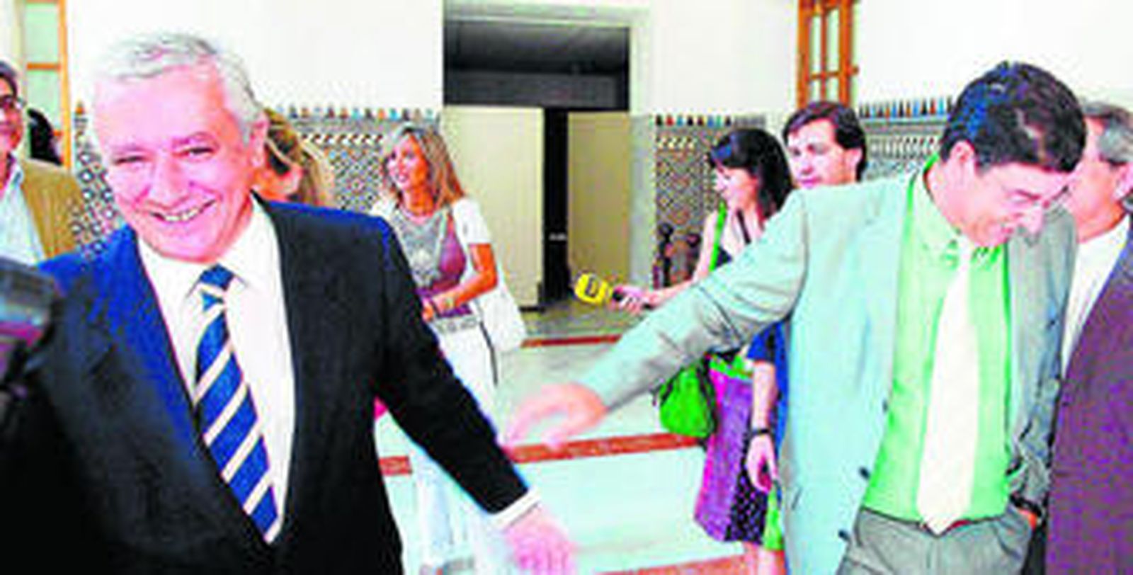 El presidente del PP-A, Javier Arenas, y el coordinador regional de IU, Diego Valderas, se saludan en el Parlamento andaluz.