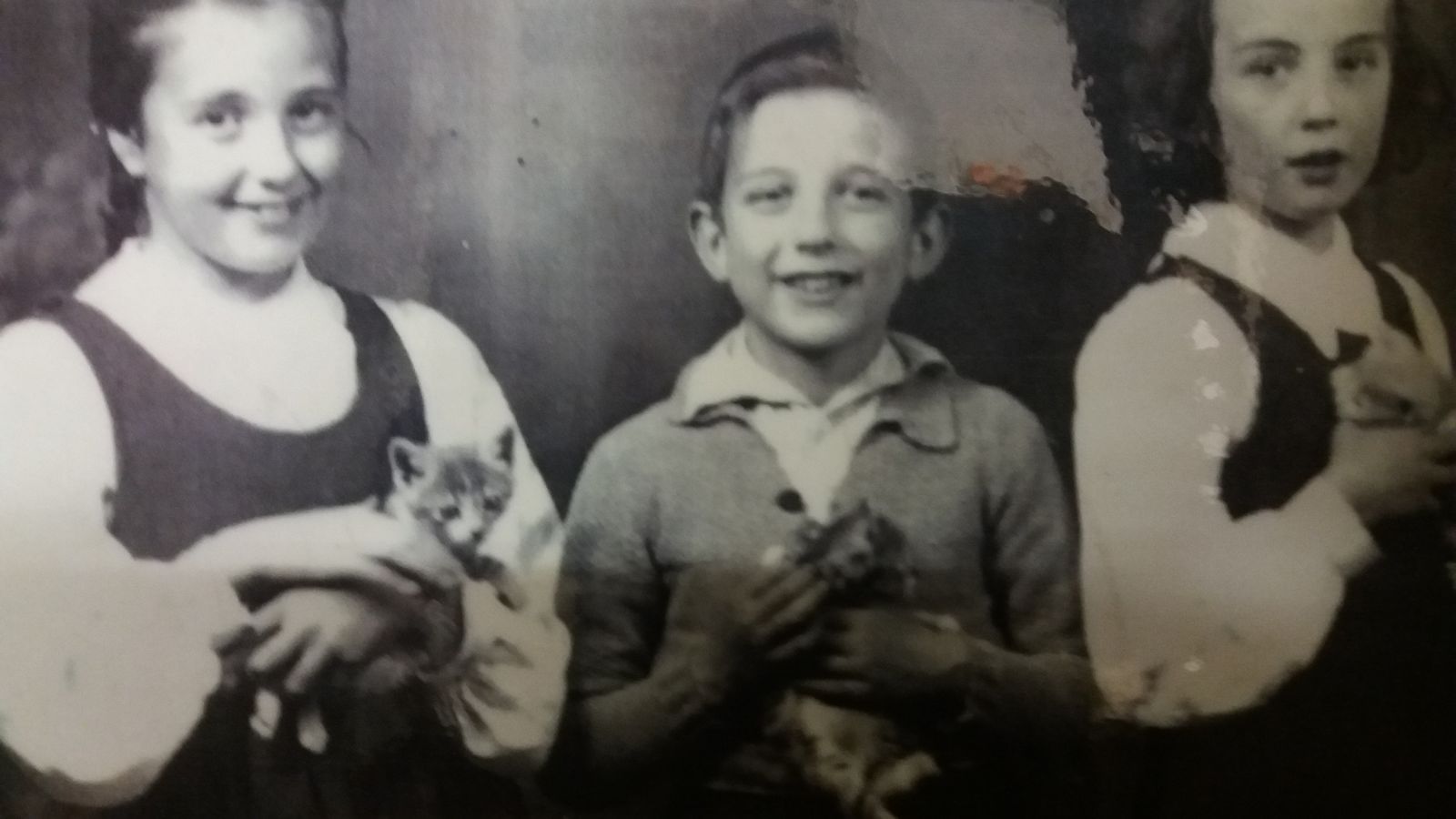 Con sus dos hermanos. Dolores es la de la izquierda.