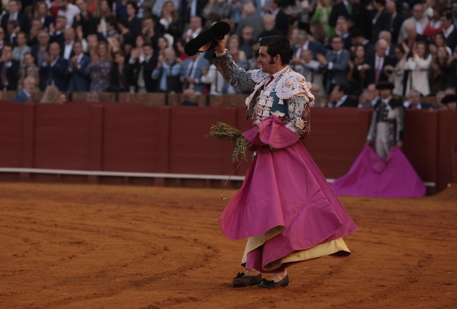 Las imágenes de los toros en Sevilla con Morante de la Puebla, José María Manzanares y Talavante