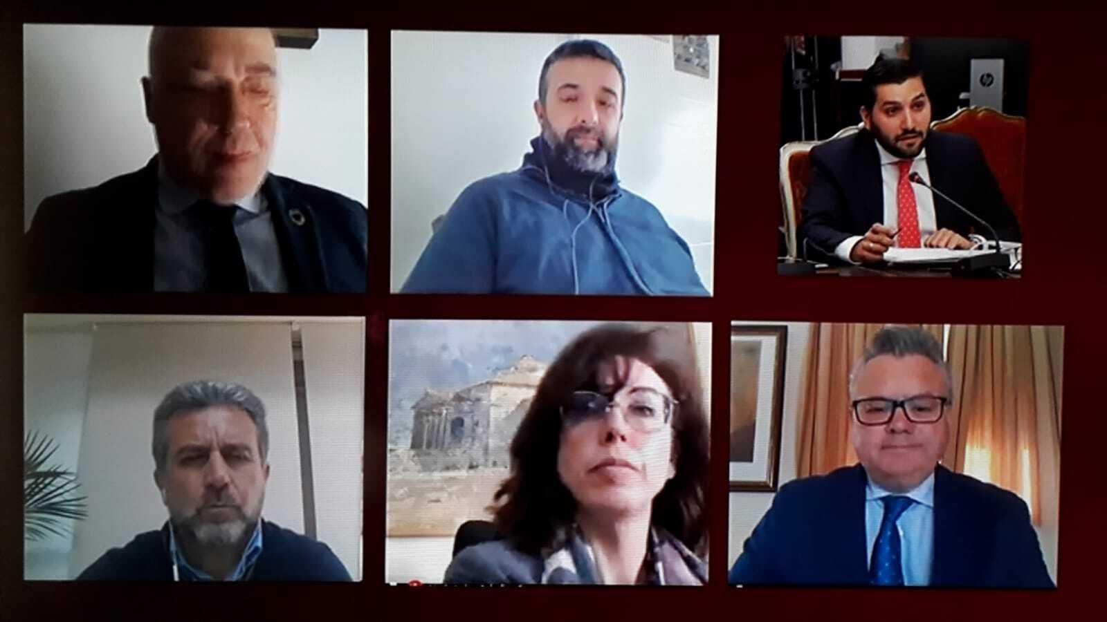 Antonio Ruiz y los portavoces, durante el Pleno telemático.
