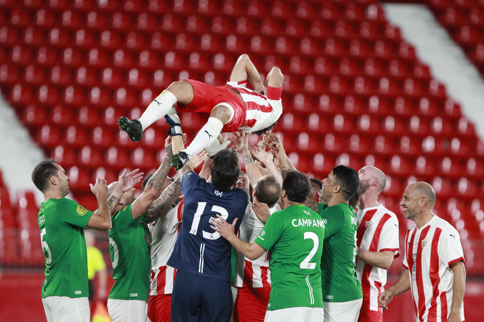 Imágenes del partido homenaje al 'eterno' capitán de la U.D. Almería, José Ortiz