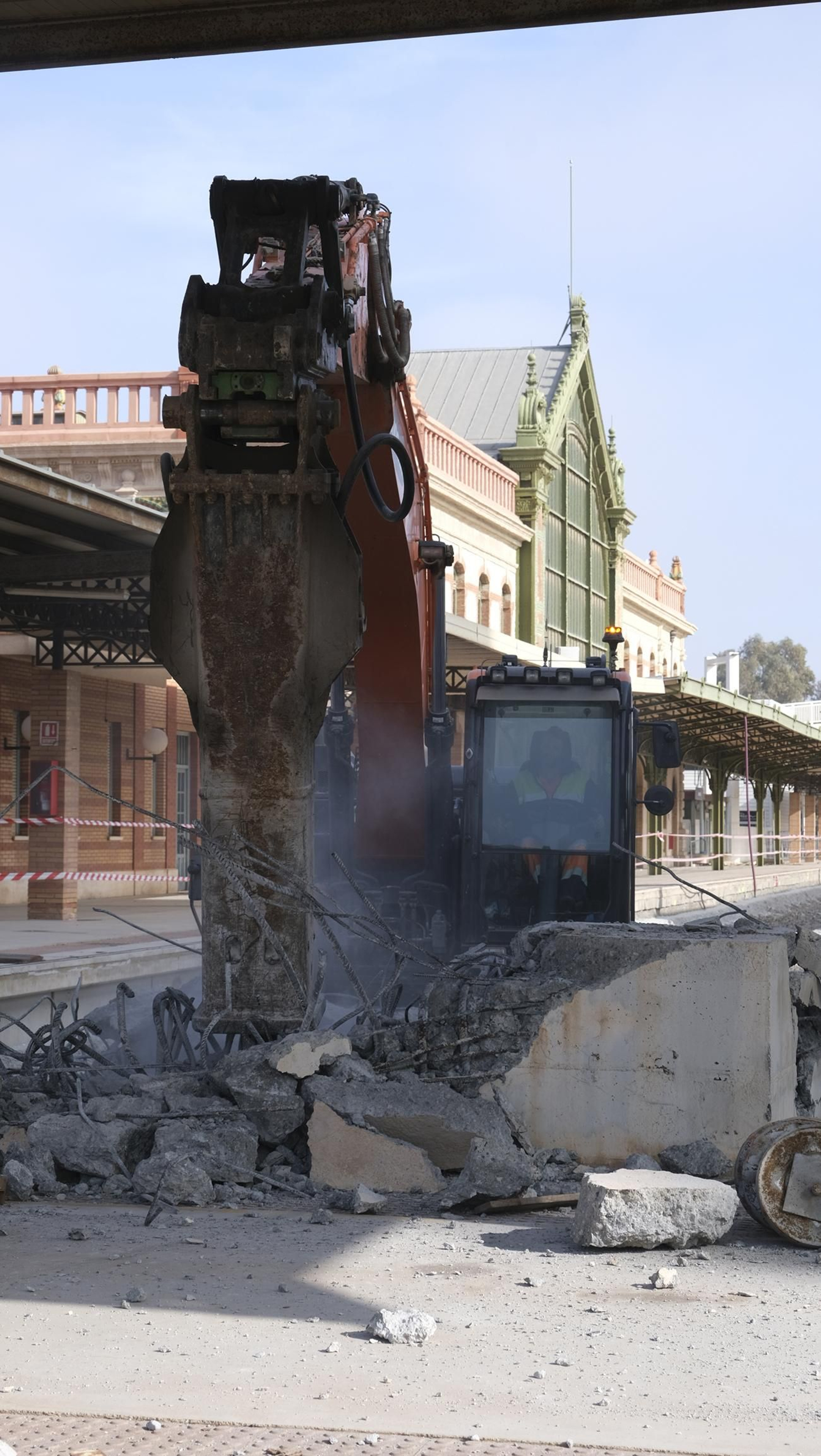 Imágenes del desmatelamiento de la pasarela de Renfe, en Almería