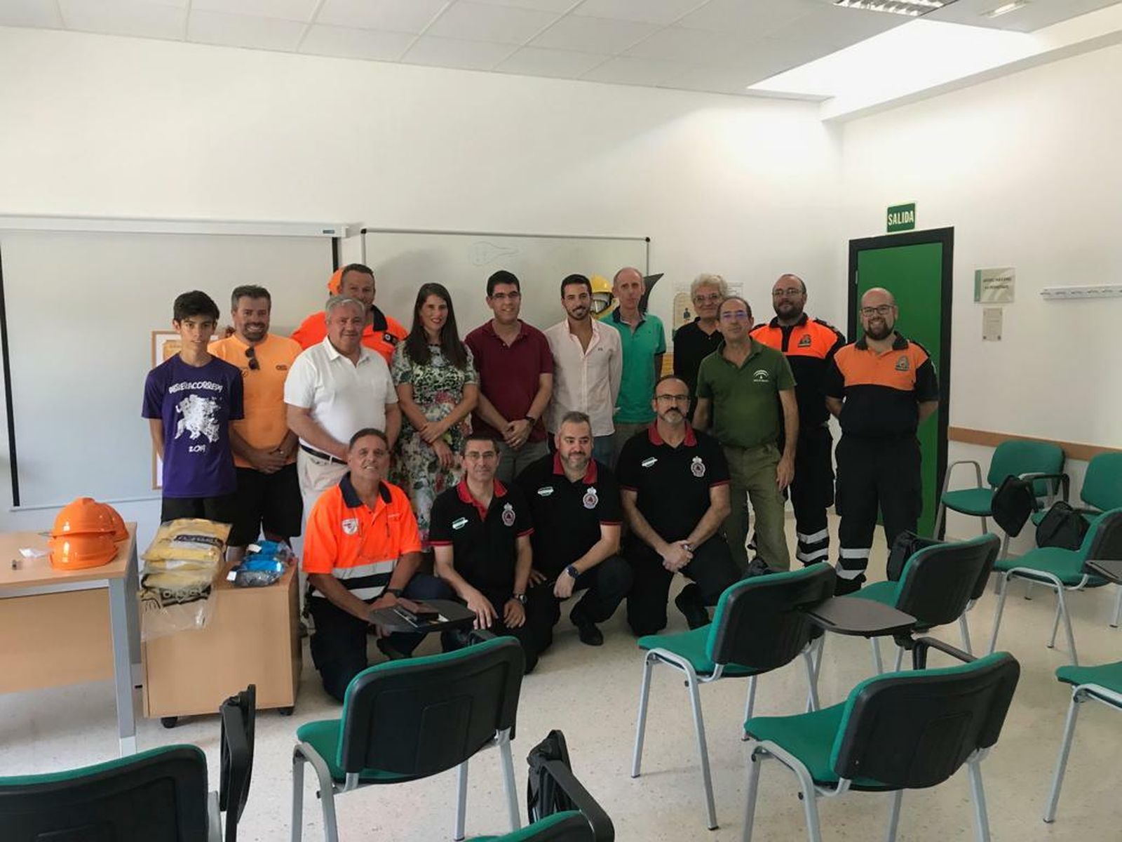 Entrega de material de lucha contra incendios forestales .