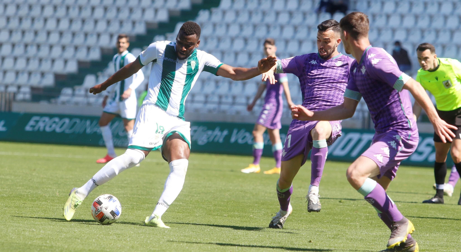 Djak Traoré intenta el disparo ante Callejón, del Betis Deportivo. Djak Traoré intenta el disparo ante Callejón, del Betis Deportivo.