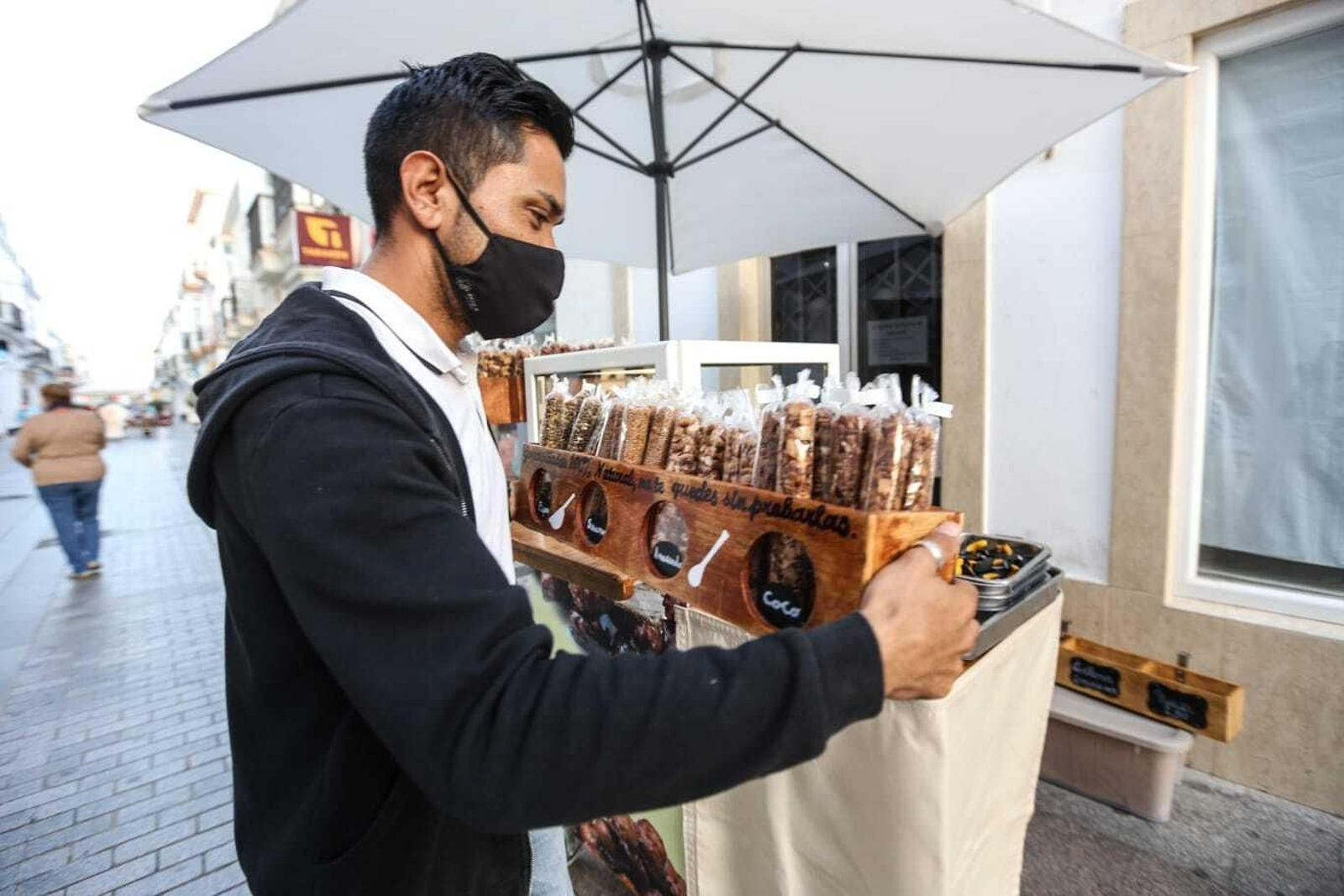 Imágenes de la primera jornada de cierres en bares y comercios de Chiclana