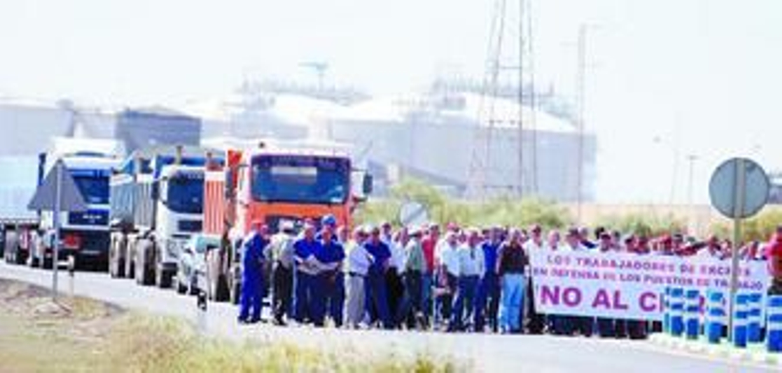 Los trabajadores de Ercros protagonizan acciones de protesta a diario. En la imagen una de las primeras, en el mes de mayo.