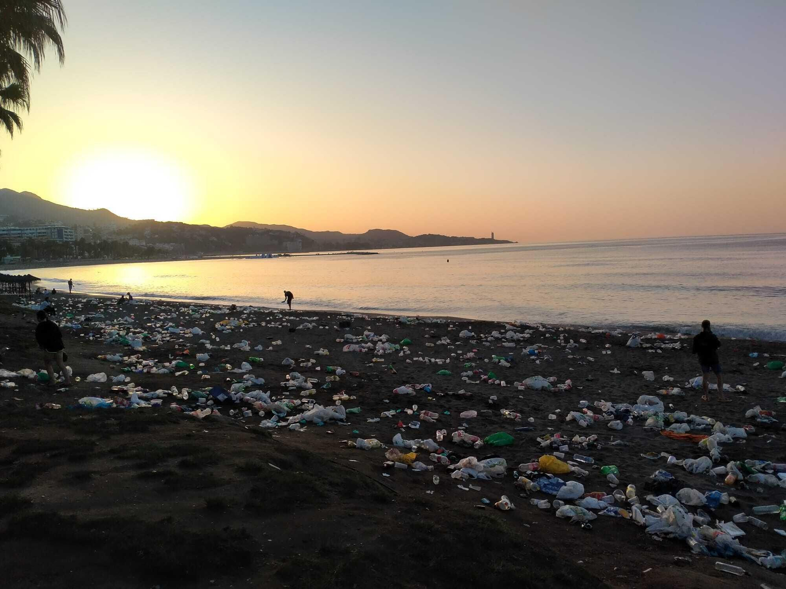 Las fotos de la basura en Playa de la Malagueta tras la Noche de San Juan