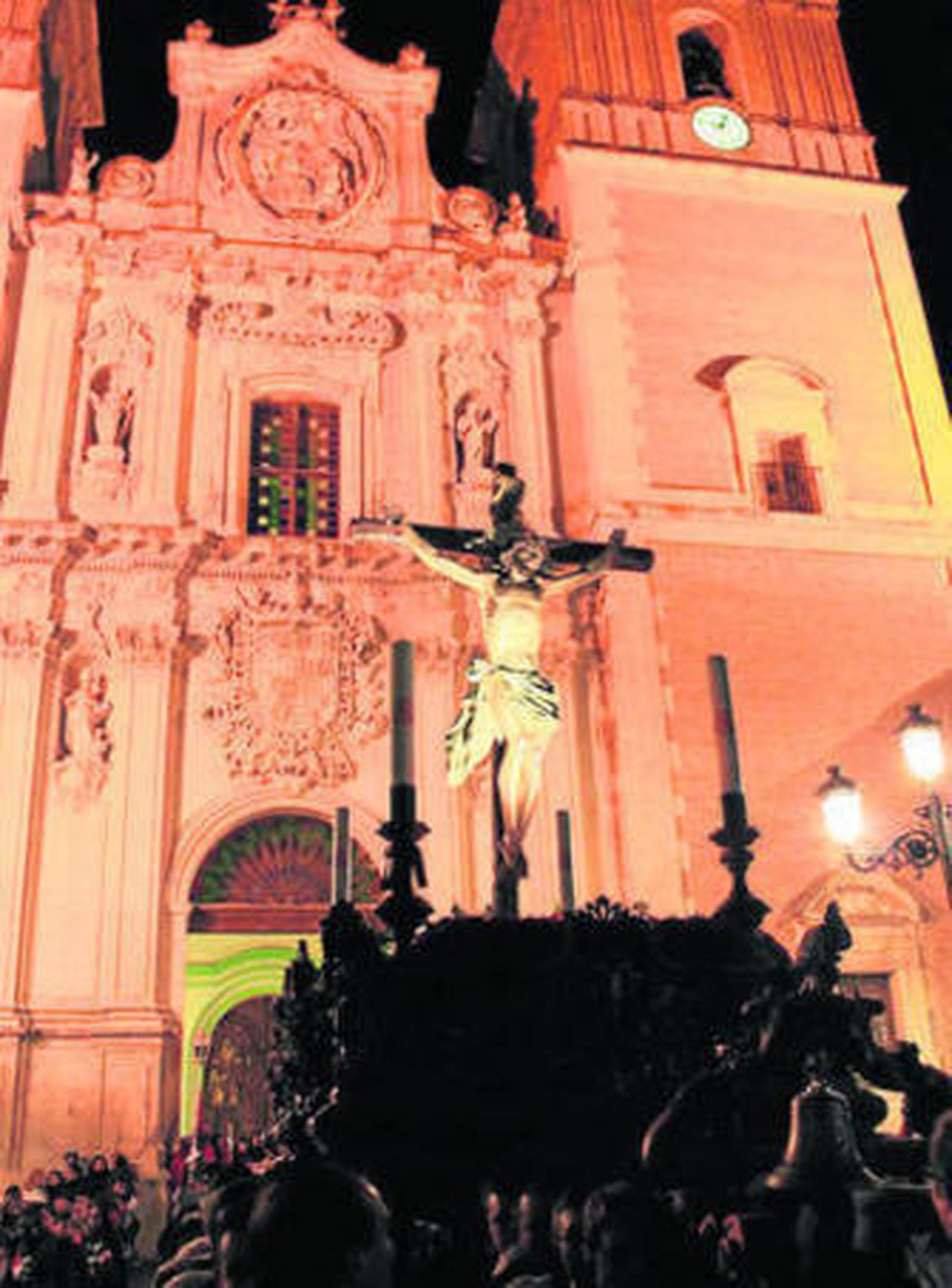 El Santísimo Cristo del Perdón y los Afligidos tras su salida del templo.