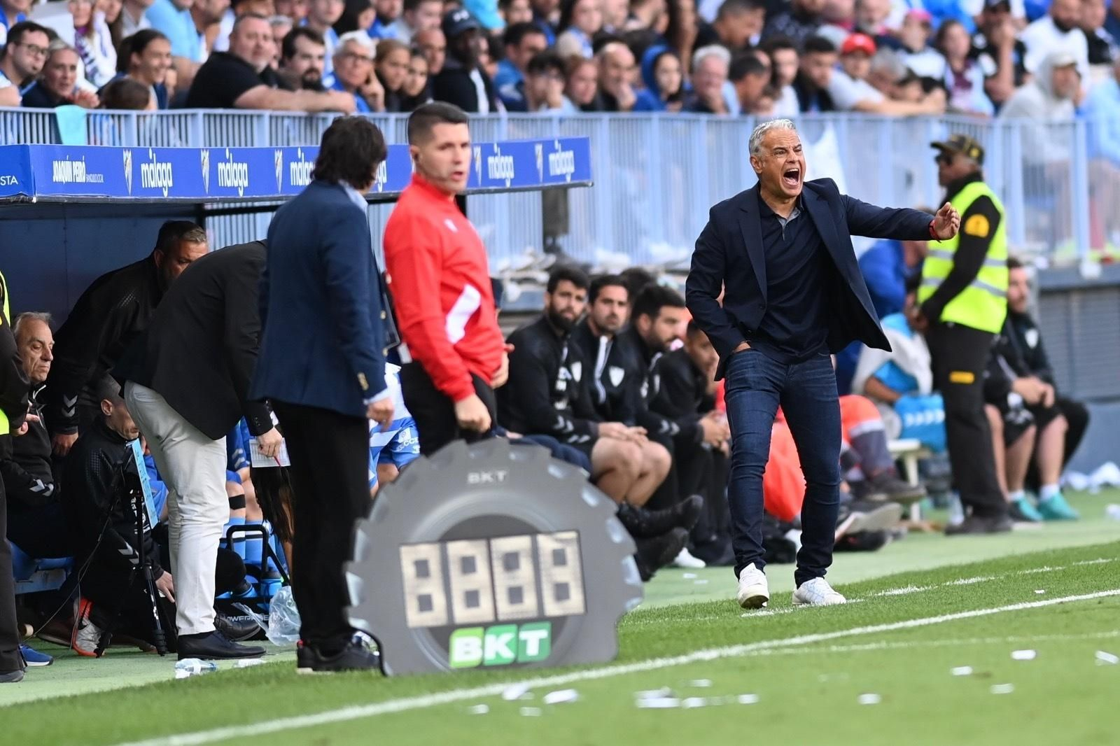 Pellicer dando indicaciones desde el área técnica de La Rosaleda. Pellicer dando indicaciones desde el área técnica de La Rosaleda.