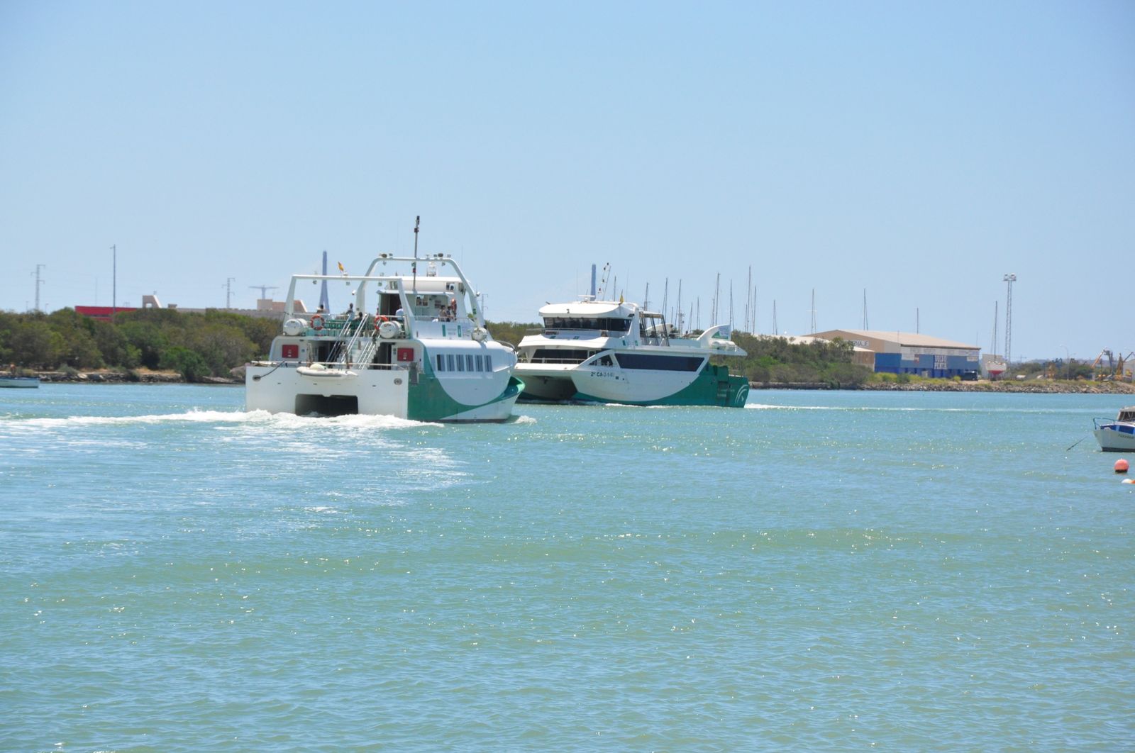 Dos de los catamaranes del Consorcio, por el Guadalete.