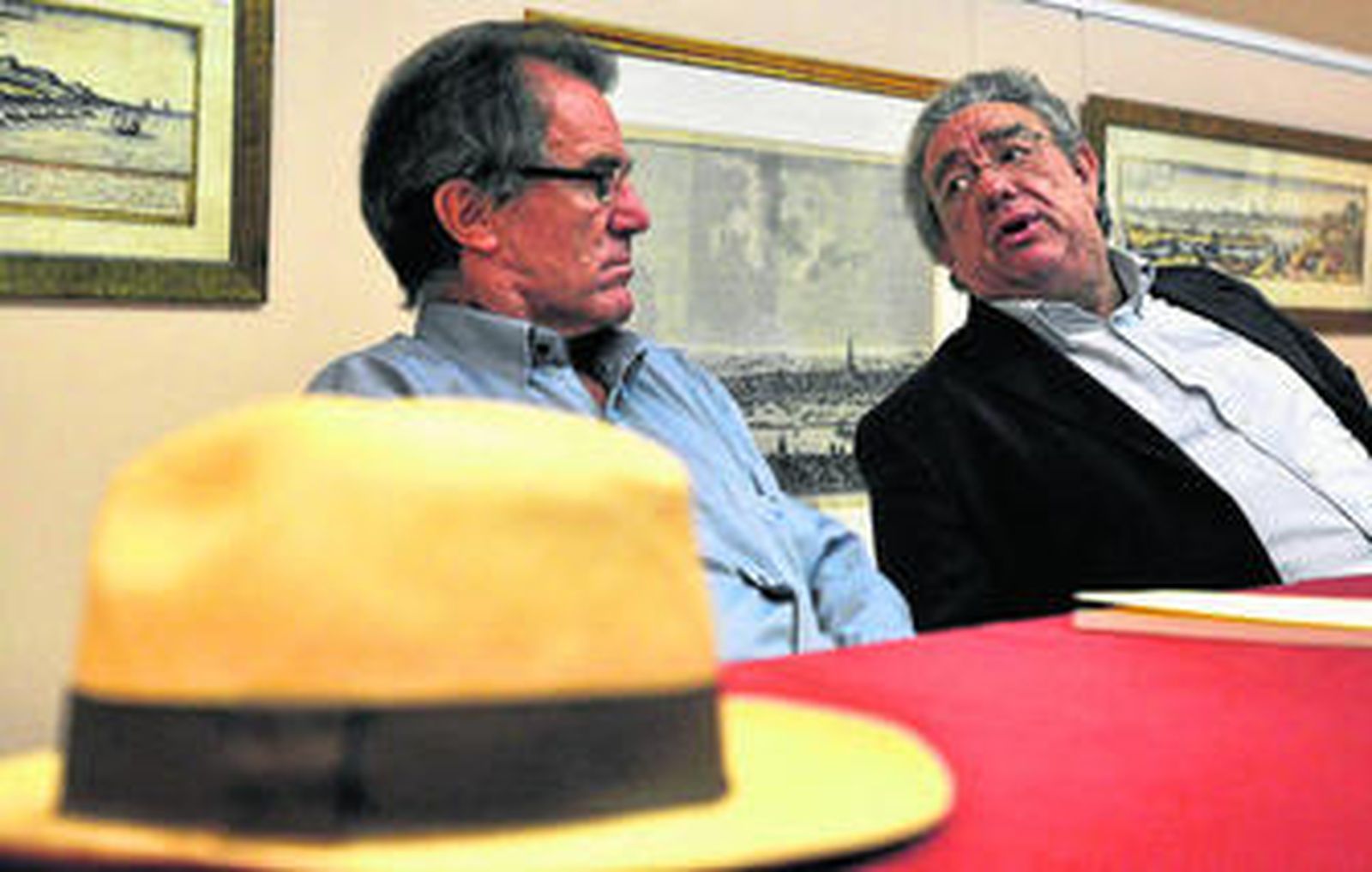 José María Izquierdo (derecha), con Javier Pérez Royo en la librería Beta.