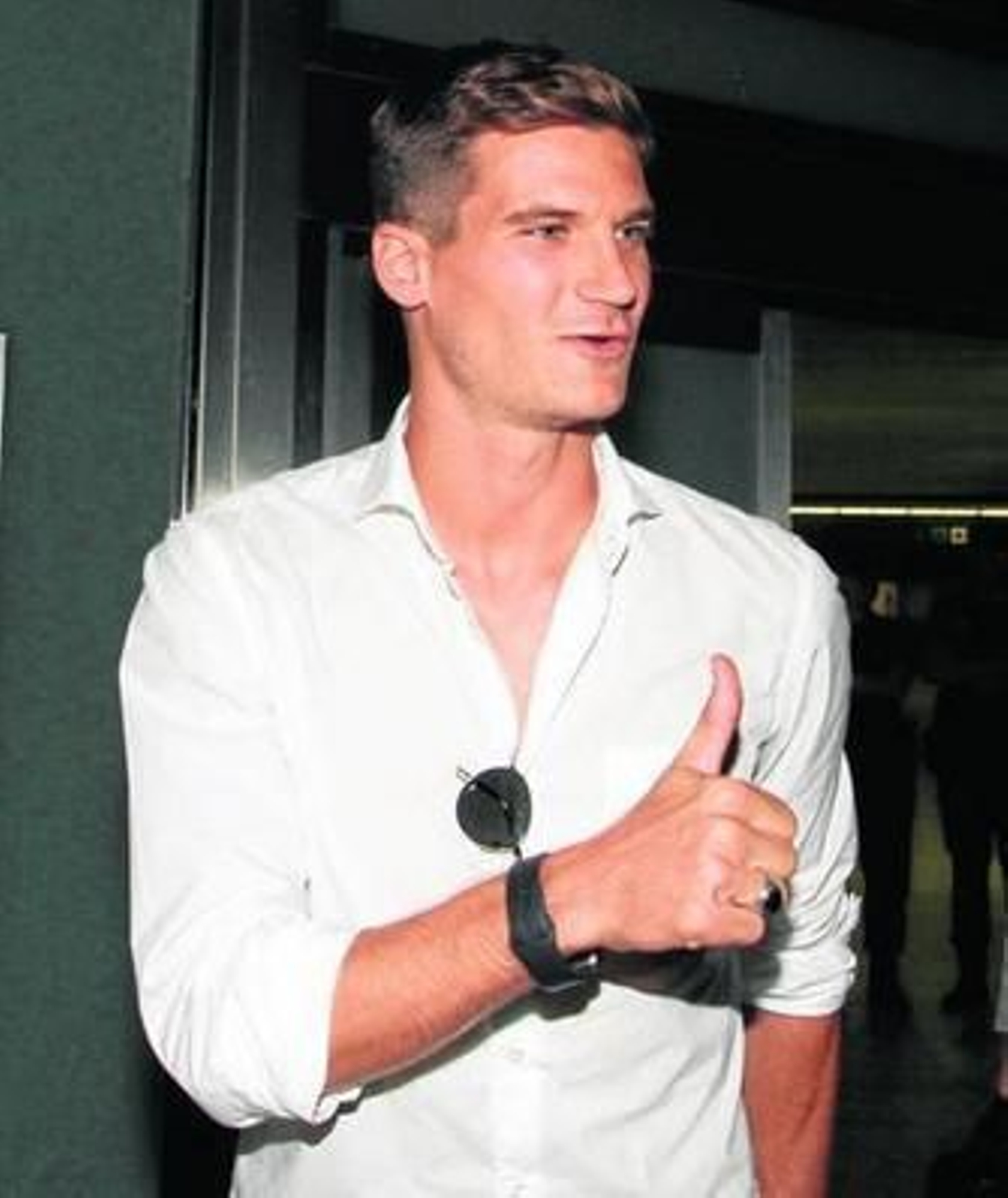 Marco Andreolli, que será presentado hoy en Nervión, tras aterrizar en el aeropuerto de San Pablo.