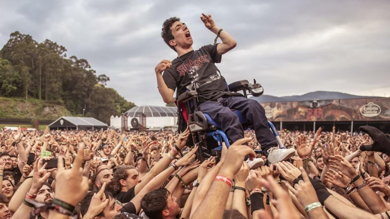 Un joven en silla de ruedas, en volandas durante el Resurrection Fest