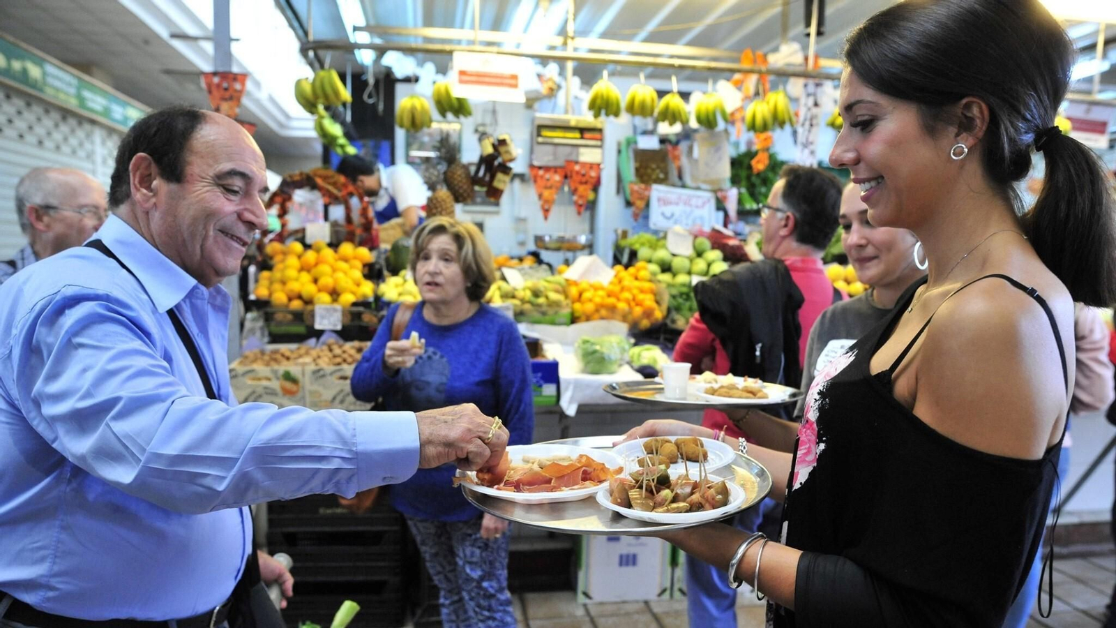 Fotografía: degustaciones en el Mercado por los Tosantos. Vídeo: Presentación de los actos previstos.