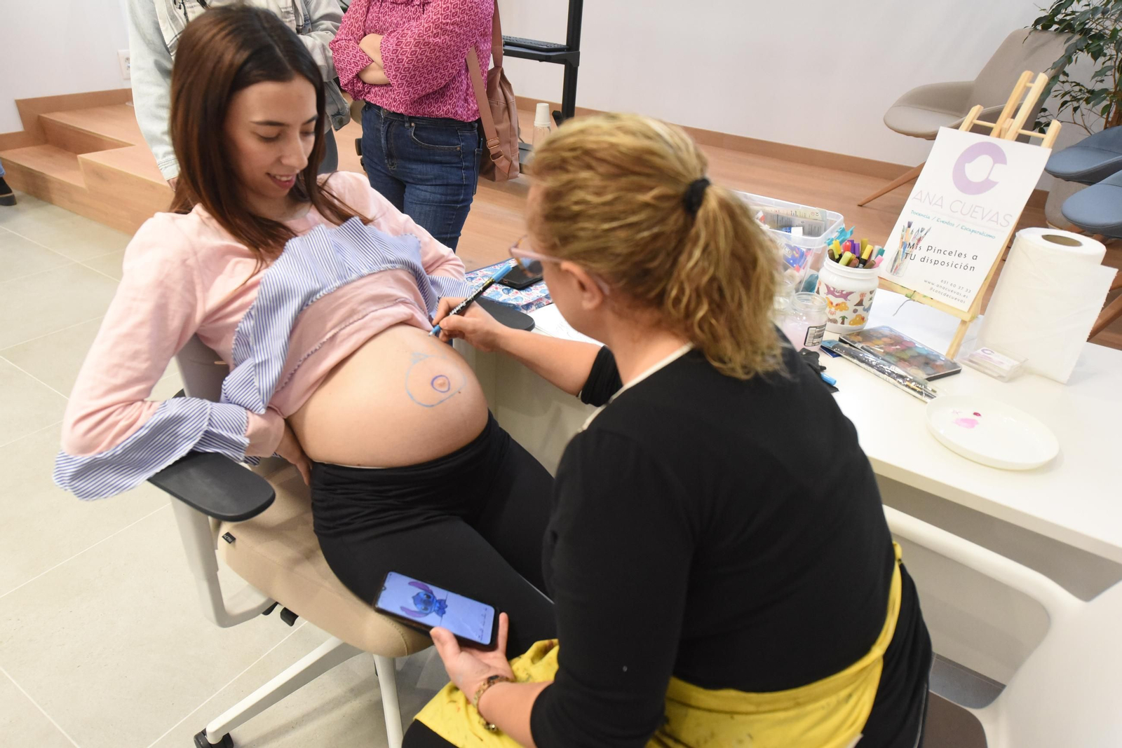 Córdoba celebra el Día de la Matrona con una sesión de 'belly painting'