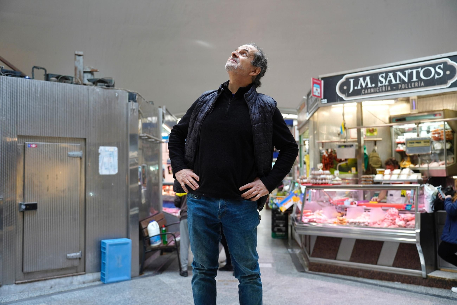 Alvar Haro se despide del mercado algecireño observando otra vez la cúpula.