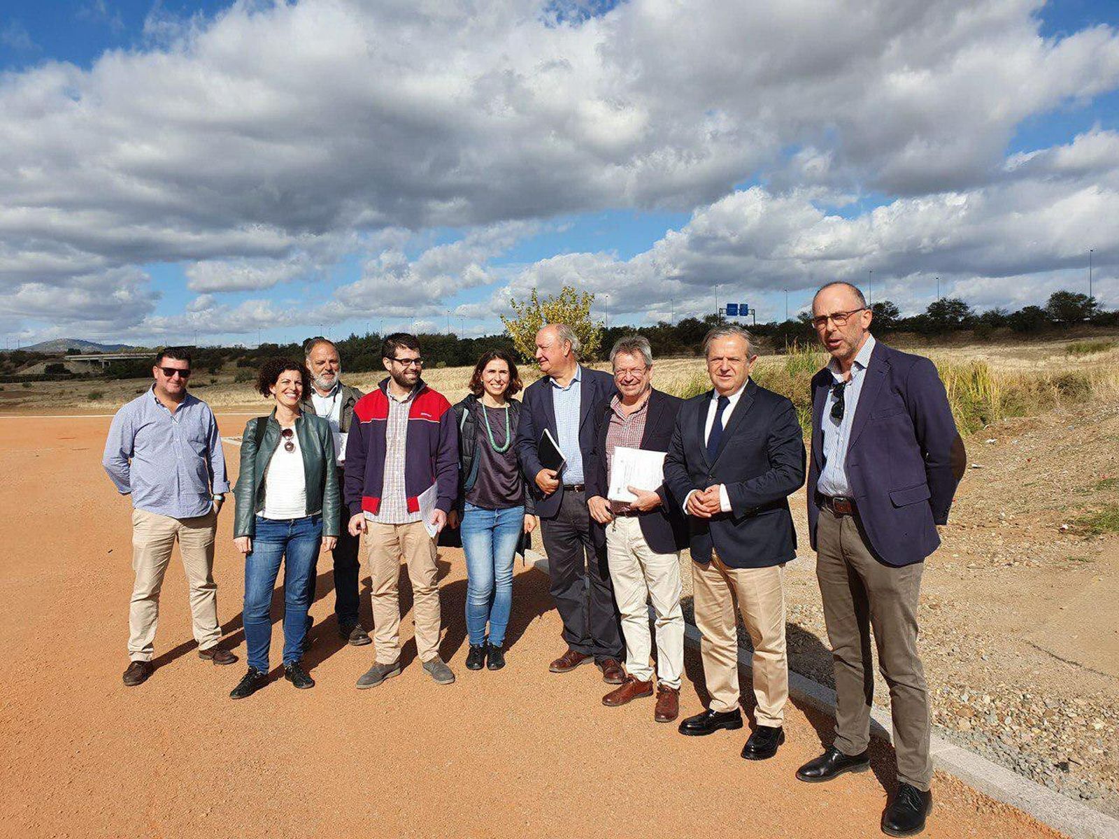 Foto de familia de la recepción de las obras.