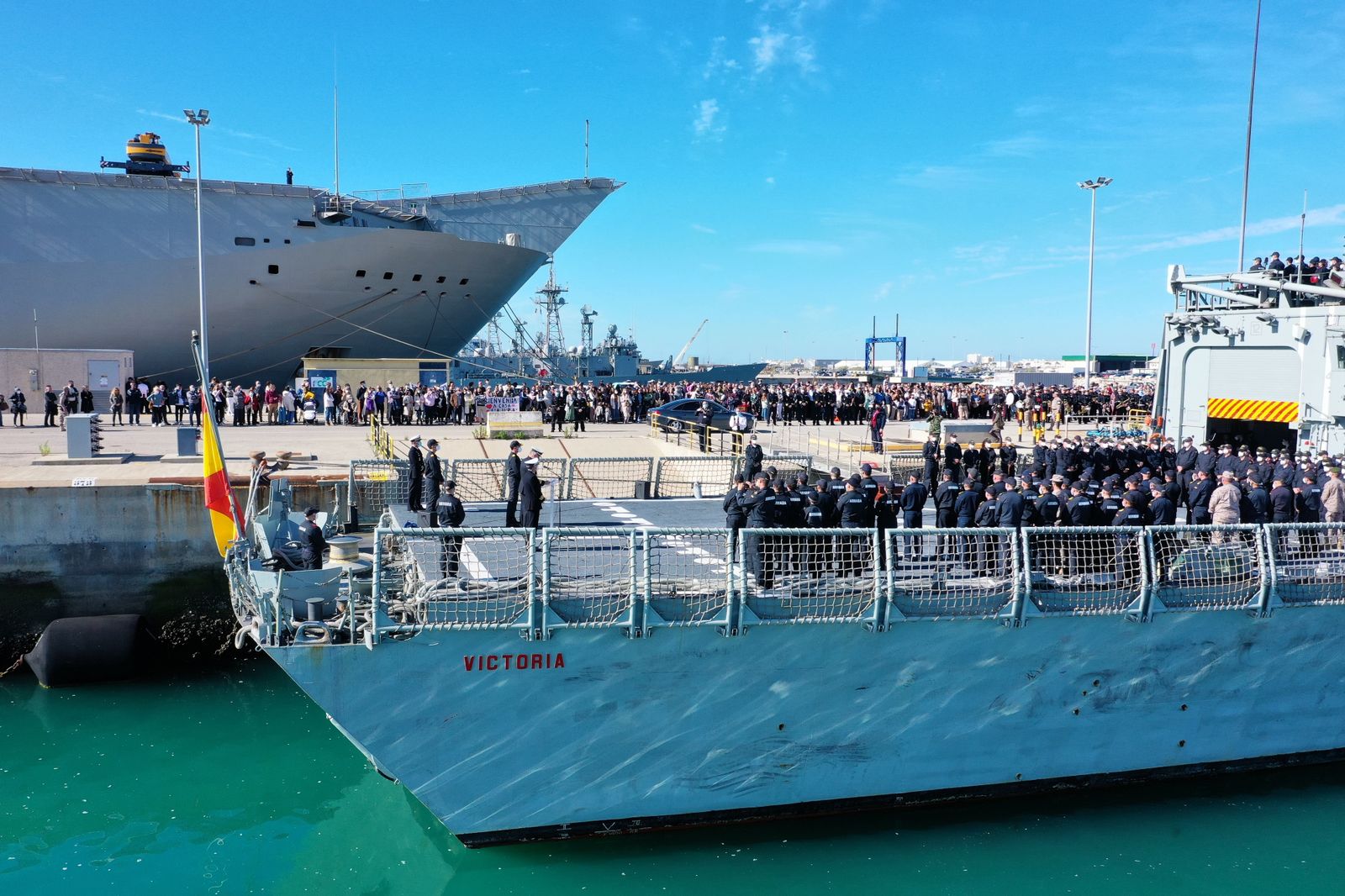 Fuerzas Armadas:  Imágenes del recibimiento a la fragata Victoria en Rota. ¿Te quieres casar conmigo?