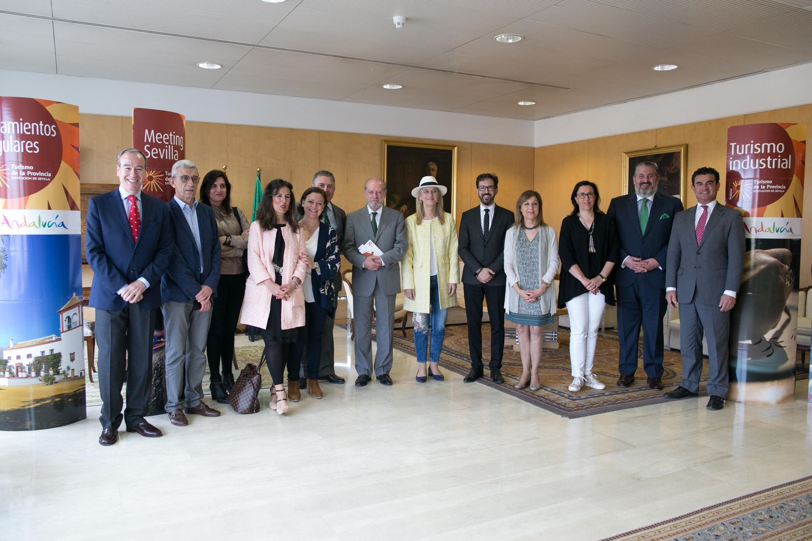 El presidente de la Diputación de Sevilla, en el centro, con los miembros de la OPC España.