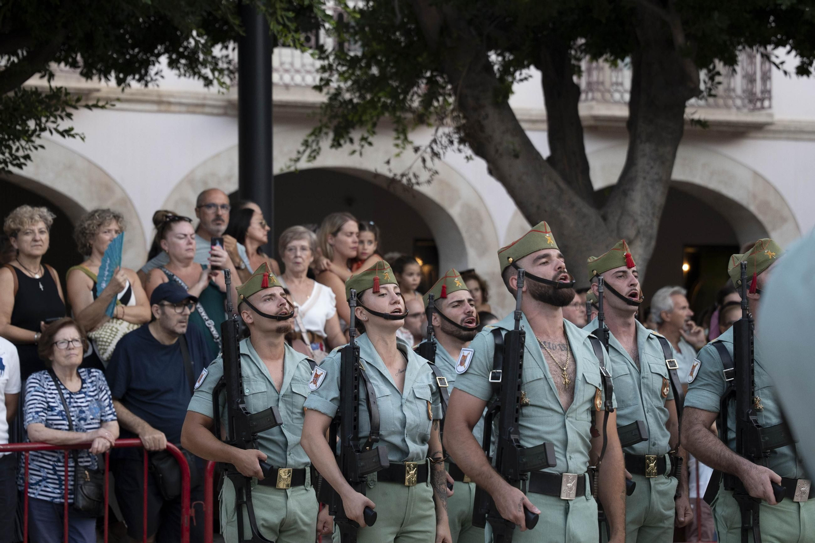 El Escudo de Oro de la ciudad de Almería a la Legión, en imágenes