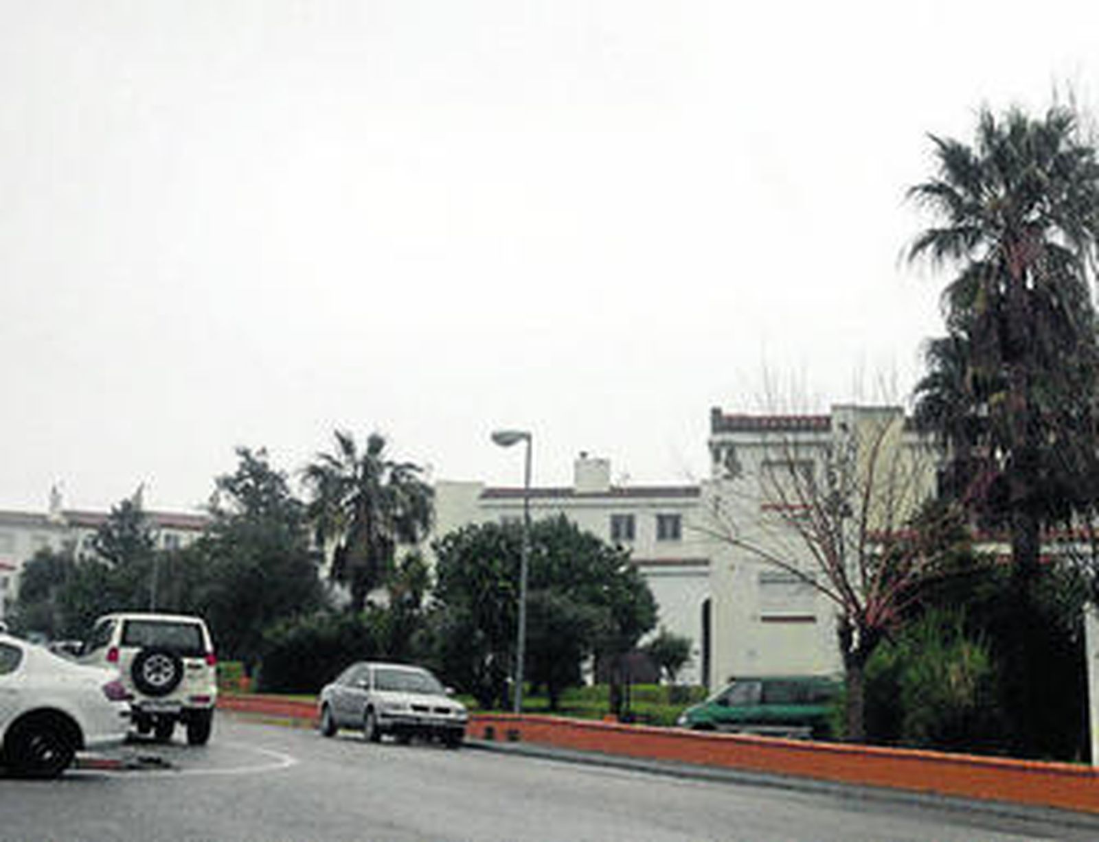 Imagen a la derecha de la urbanización afectada por la avería en la red de agua potable, ayer.