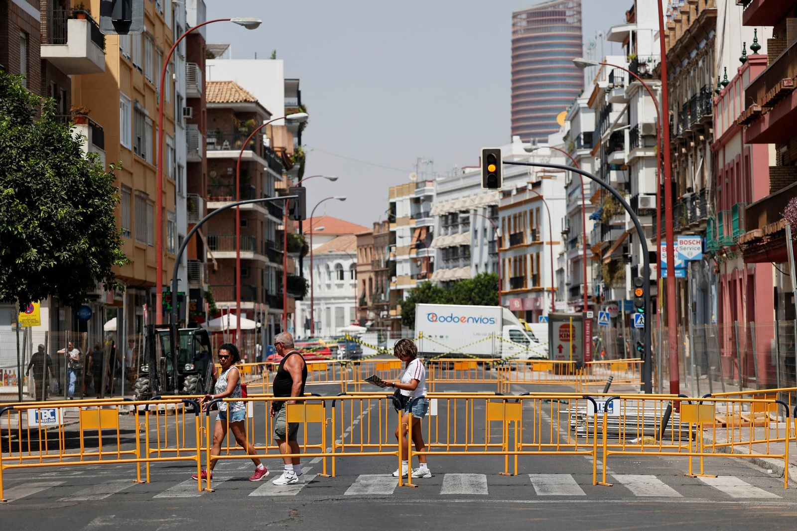 Las personas atraviesan entre vallas la calle Pagés del Corro