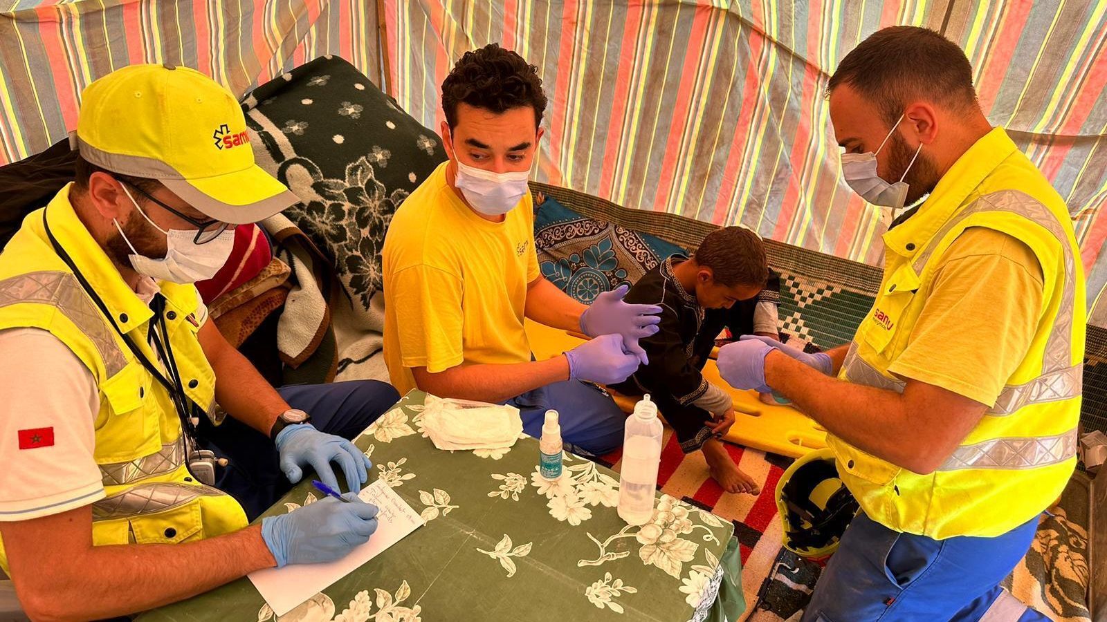 Sanitarios de la misión, en el puesto de mando avanzado atendiendo heridos.