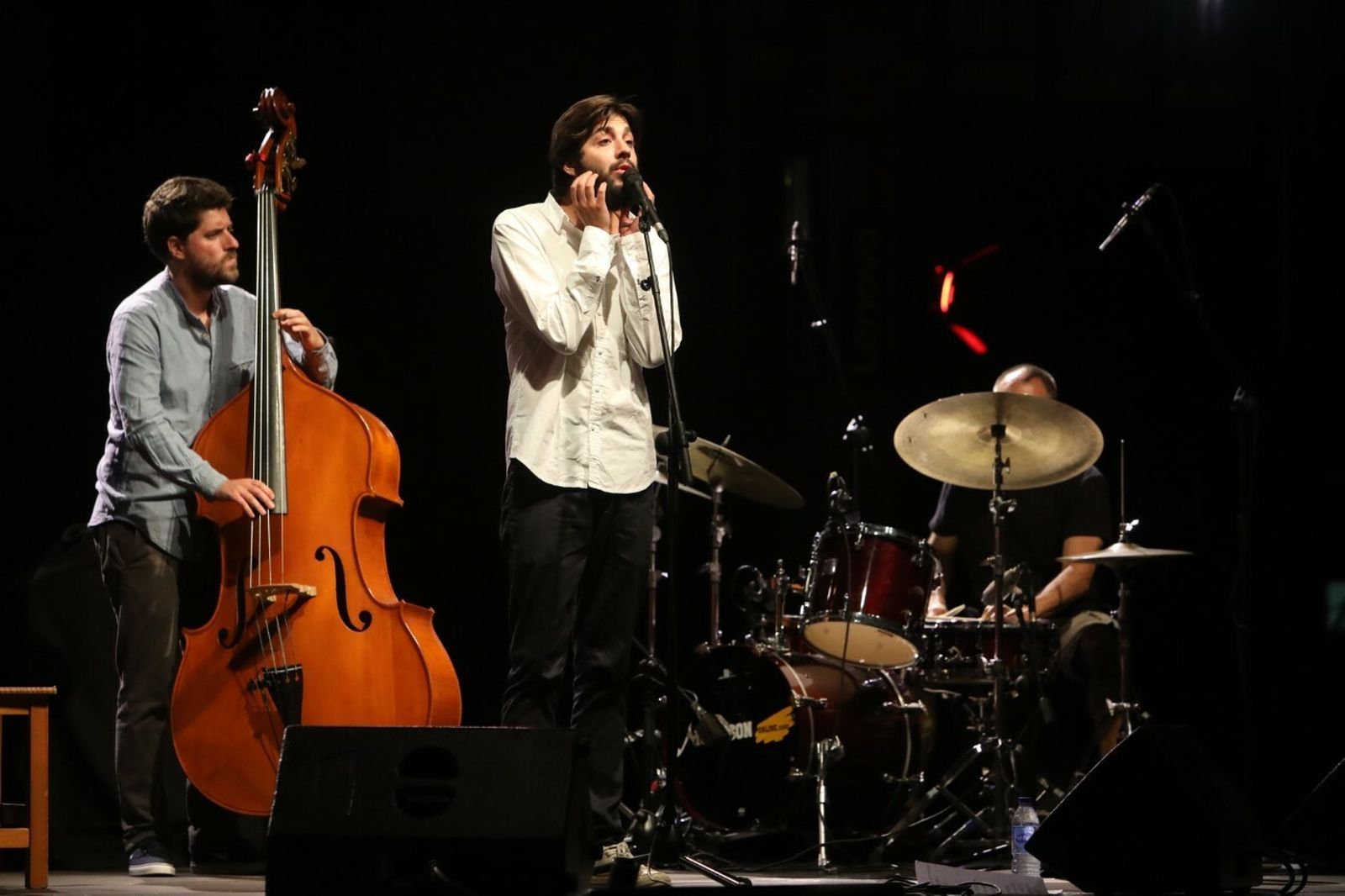 Salvador Sobral y la banda durante la actuación