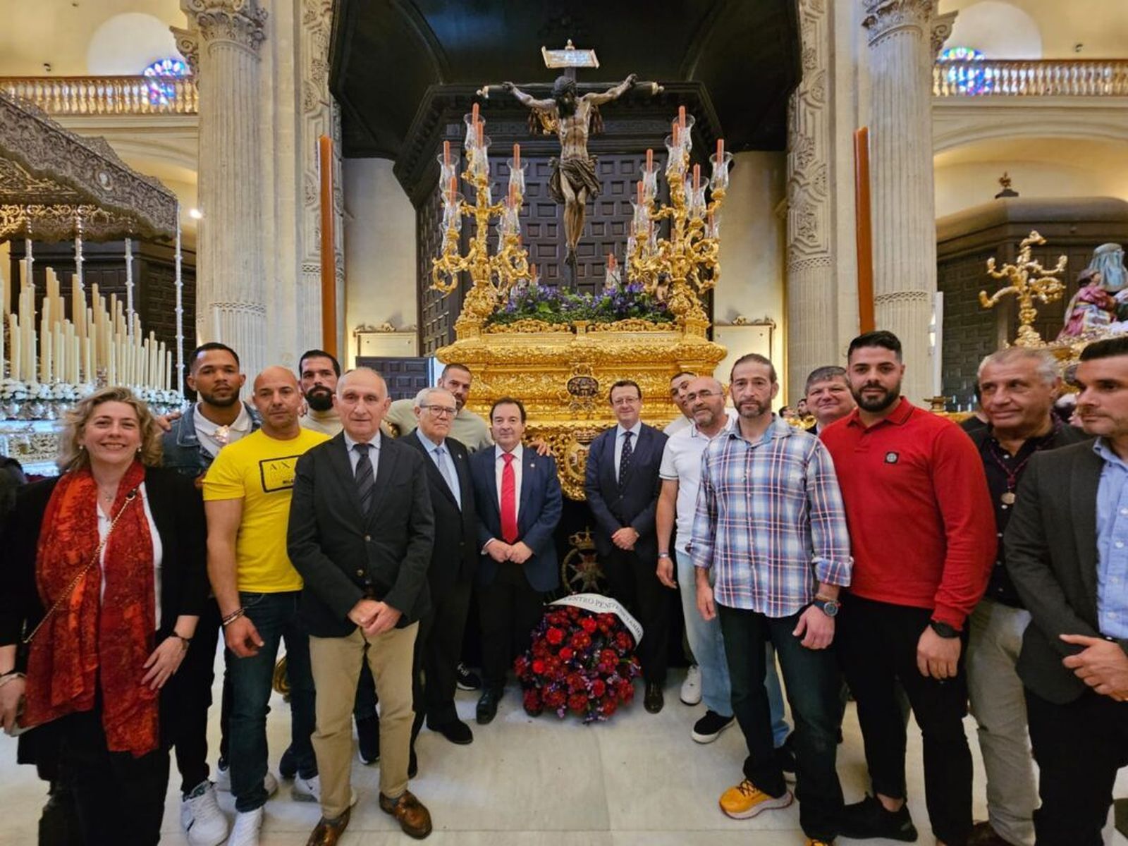 Diez internos de la cárcel de Sevilla colocan los lazos del paso del Cristo del Amor