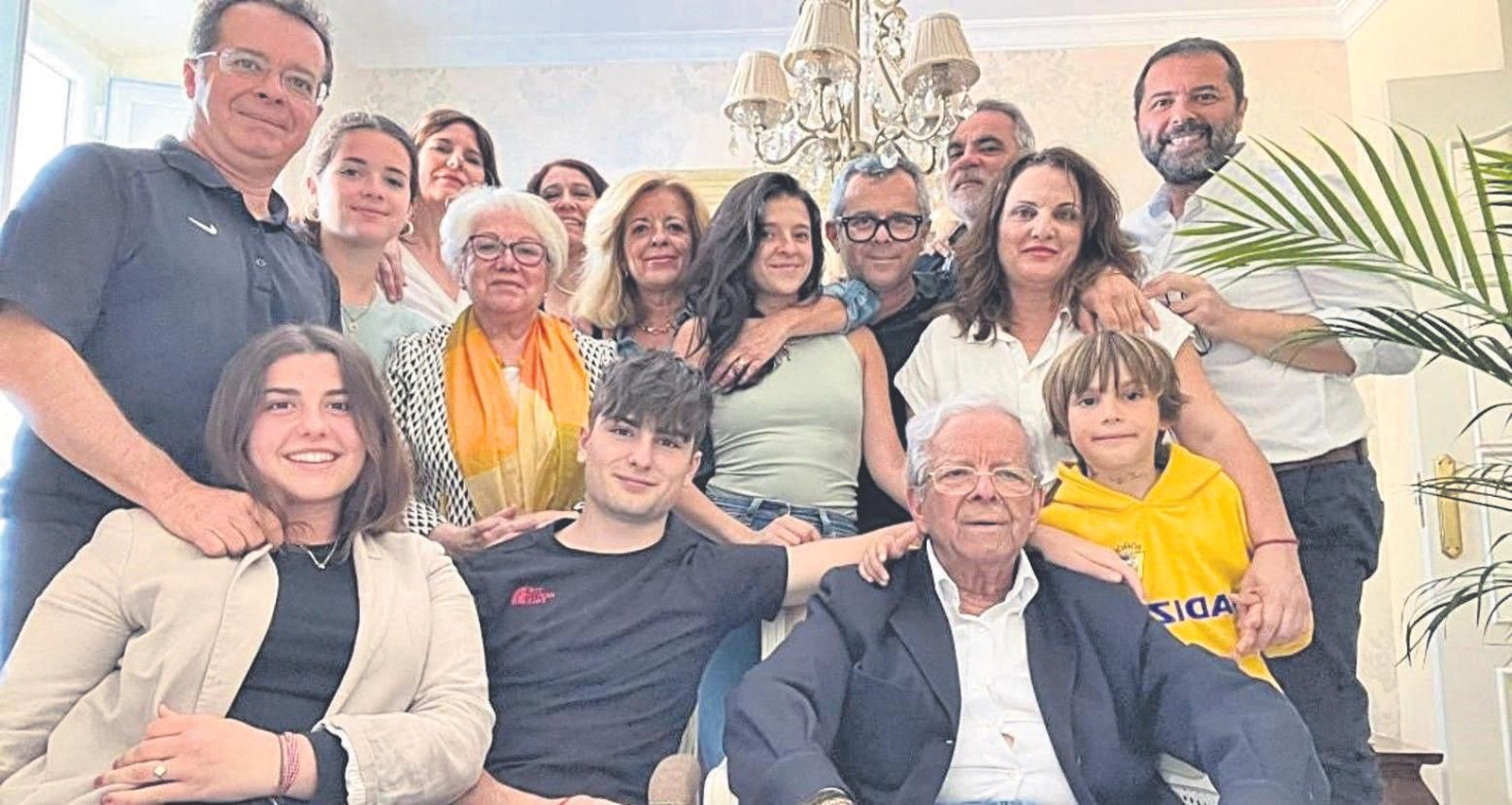 El homenajeado Ildefonso Marqués, rodeado de toda su familia, durante el almuerzo familiar celebrado con motivo de su 88 cumpleaños.