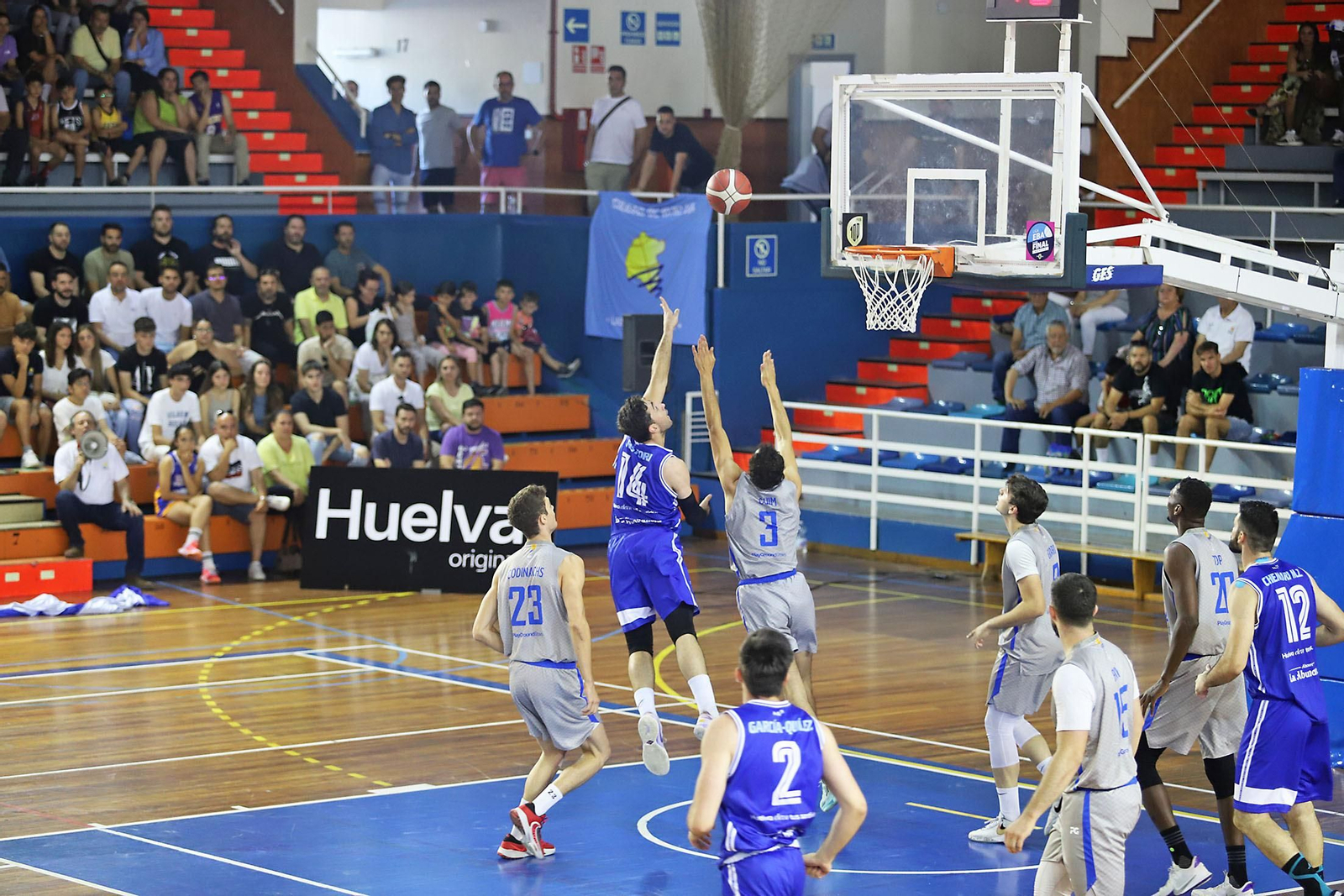 Imágenes del encuentro de la fase final de ascenso a LEB Plata en el Andrés Estrada. Pajarraco CB Santfeliueng vs Ciudad de Huelva.