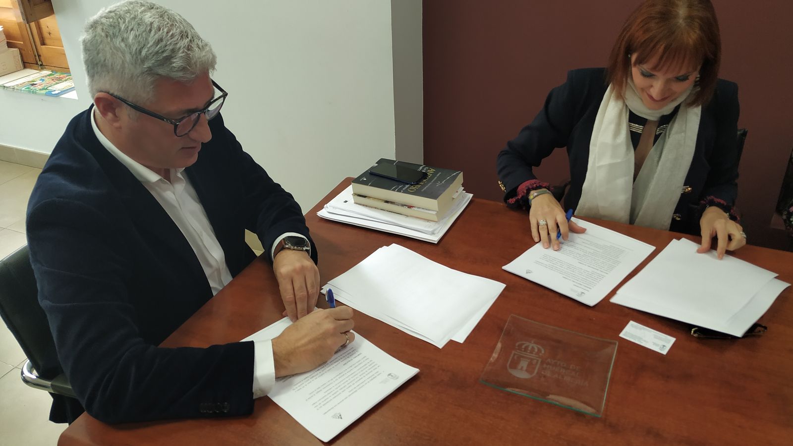 Ismael Torres, alcalde de Huércal de Almería, y Mª del Carmen Almagro, presidenta de la Asociación Altea, en el momento de la firma