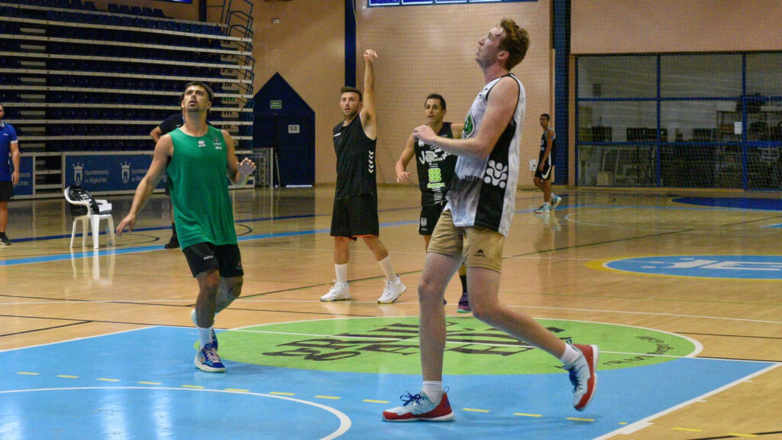 TJ Wright (d), en un entrenamiento con Udea