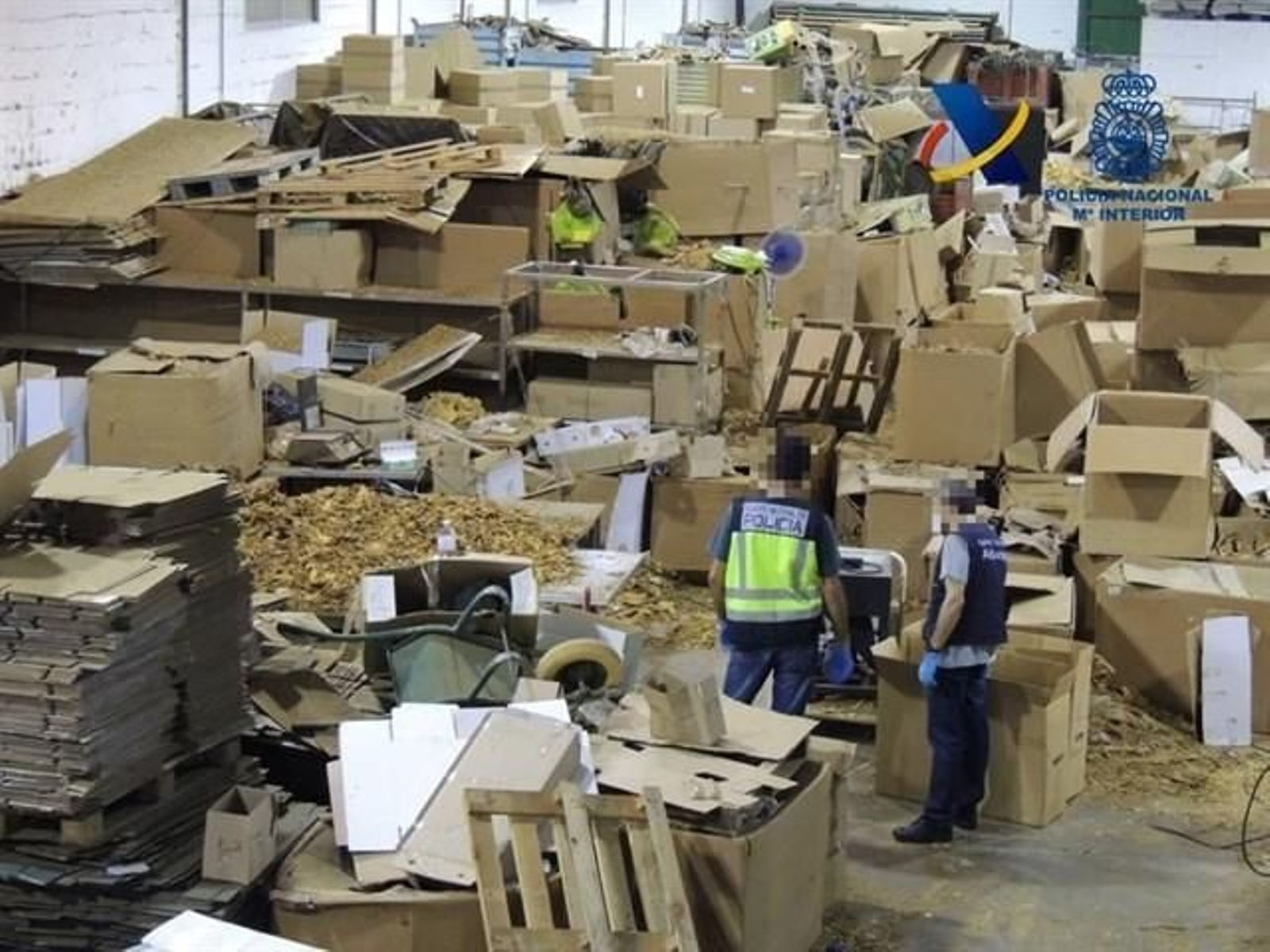 Los agentes con el tabaco incautado