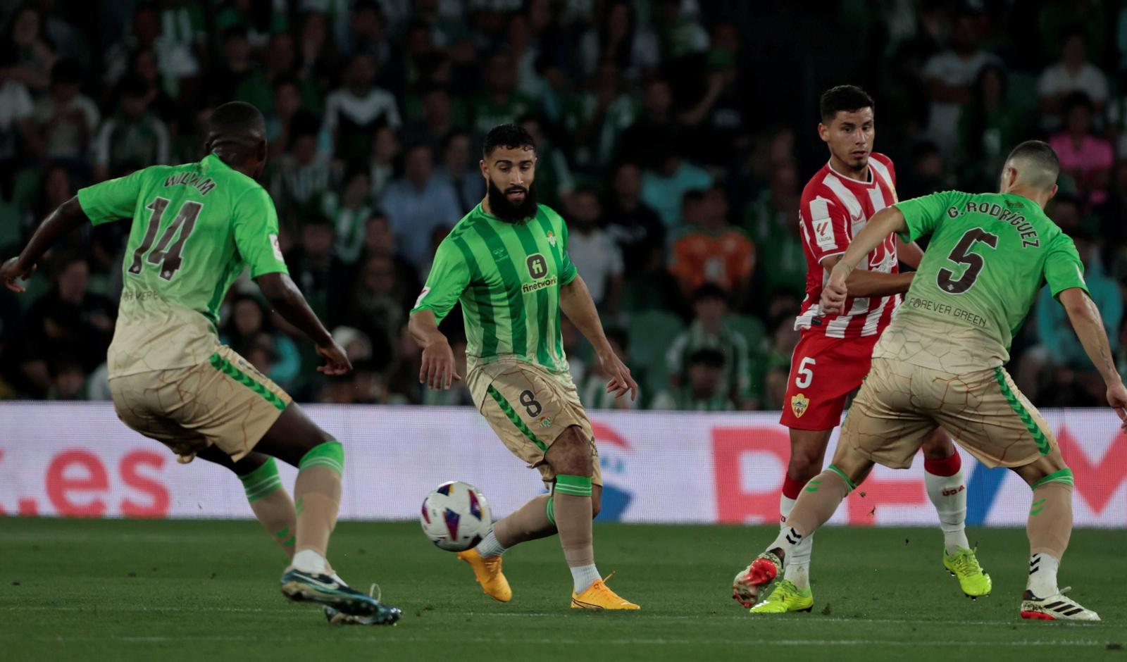 Robertone consigue dar un pase entre Guido y William Carvalho, y en presencia de Fekir.