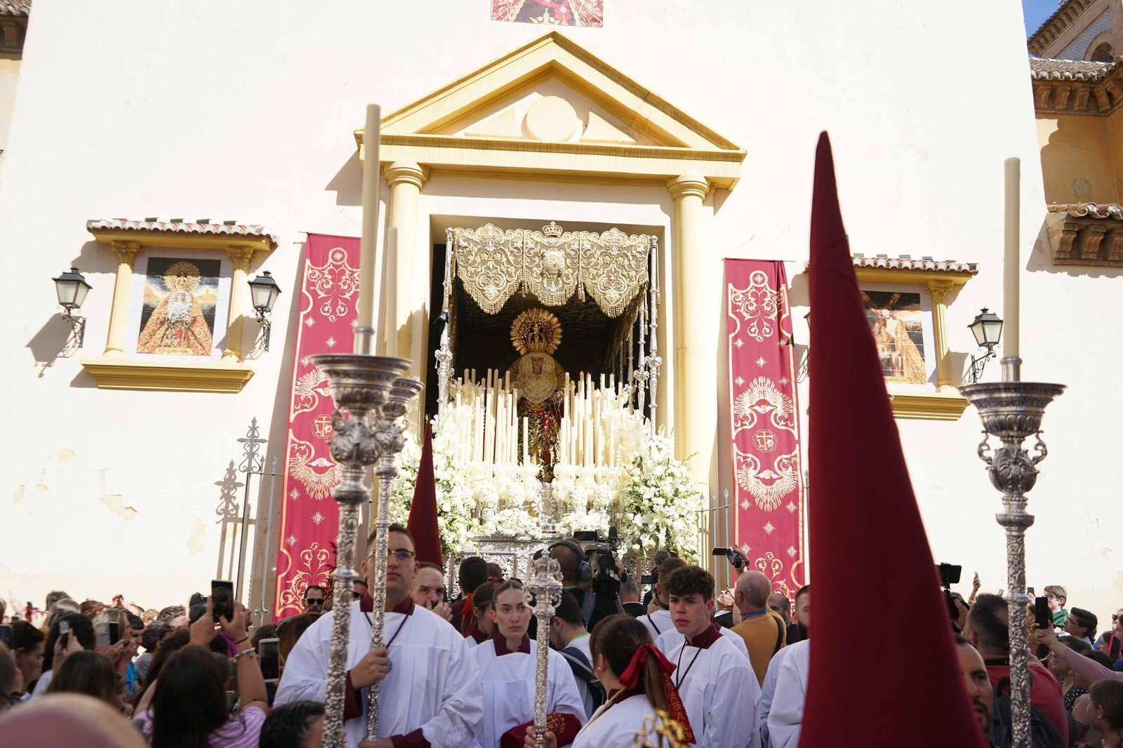 Crónica gráfica del Lunes Santo en Granada