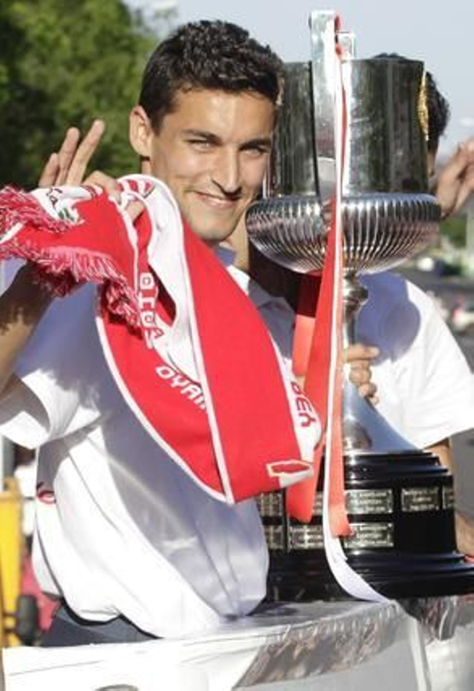 El Sevilla recorre la ciudad para festejar con sus aficionados el título de la Copa del Rey.  Foto: Antonio Pizarro