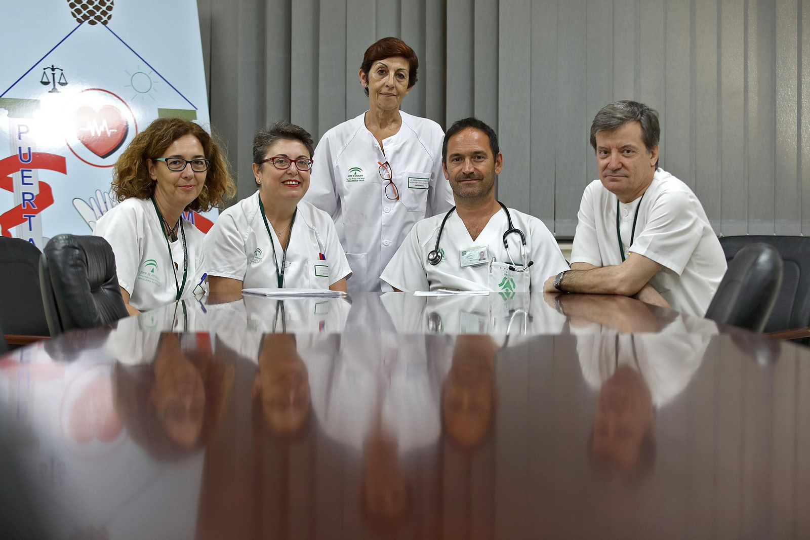 El equipo de  profesionales de enfermedades infecciosas del Hospital Puerta del Mar.
