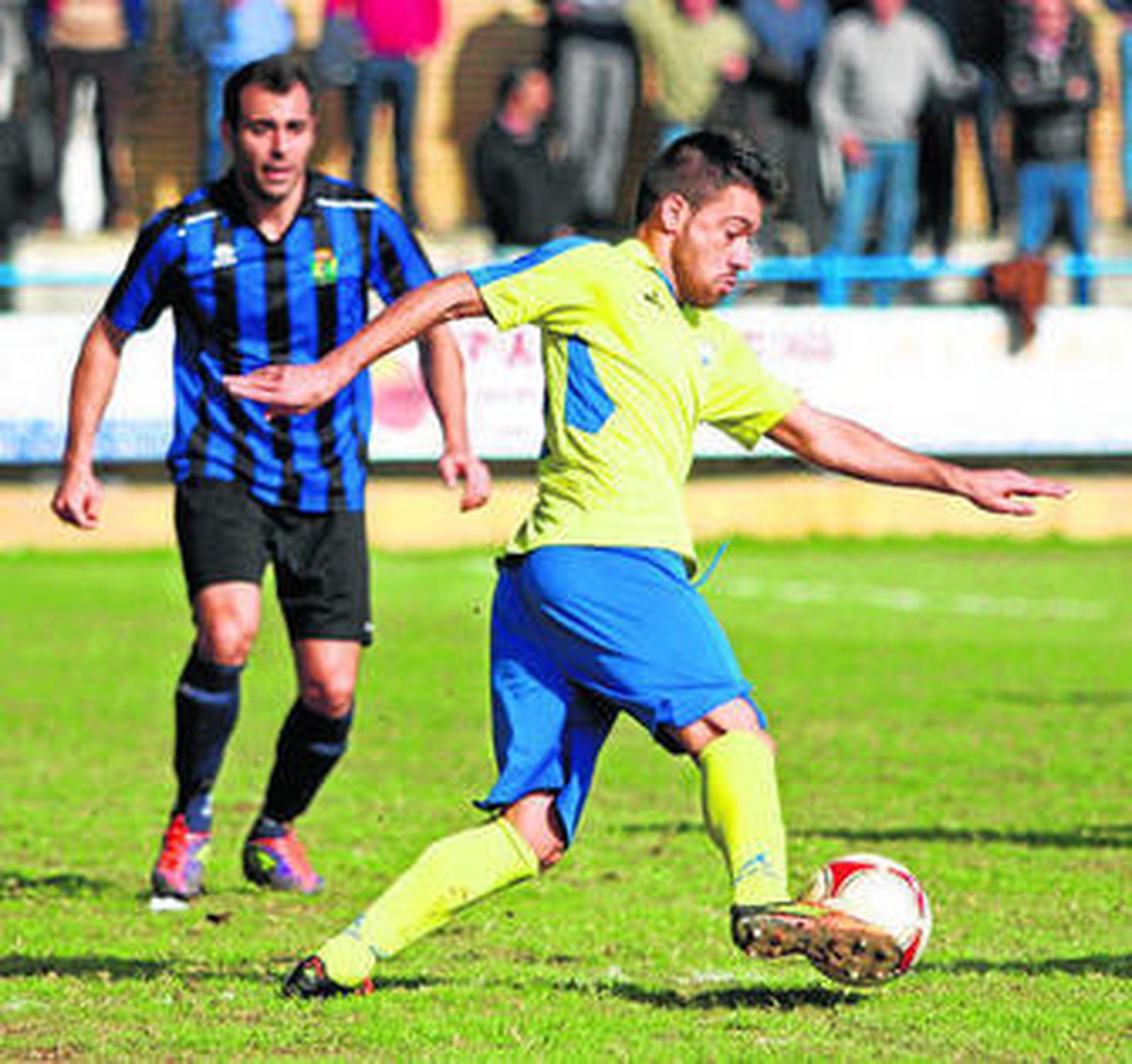 El barreño Albi persigue a un rival.