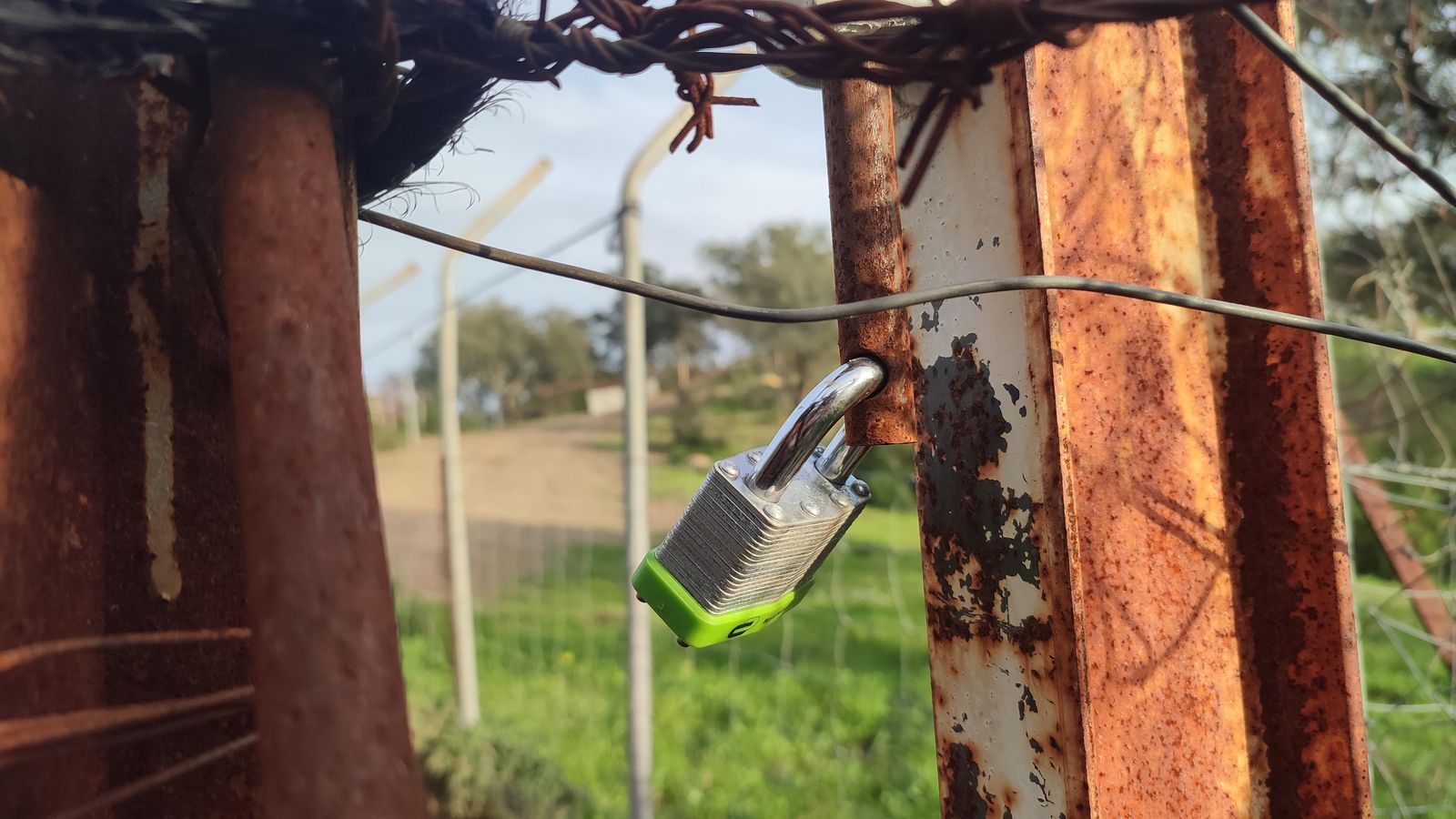 Más candados cerrando el camino público.