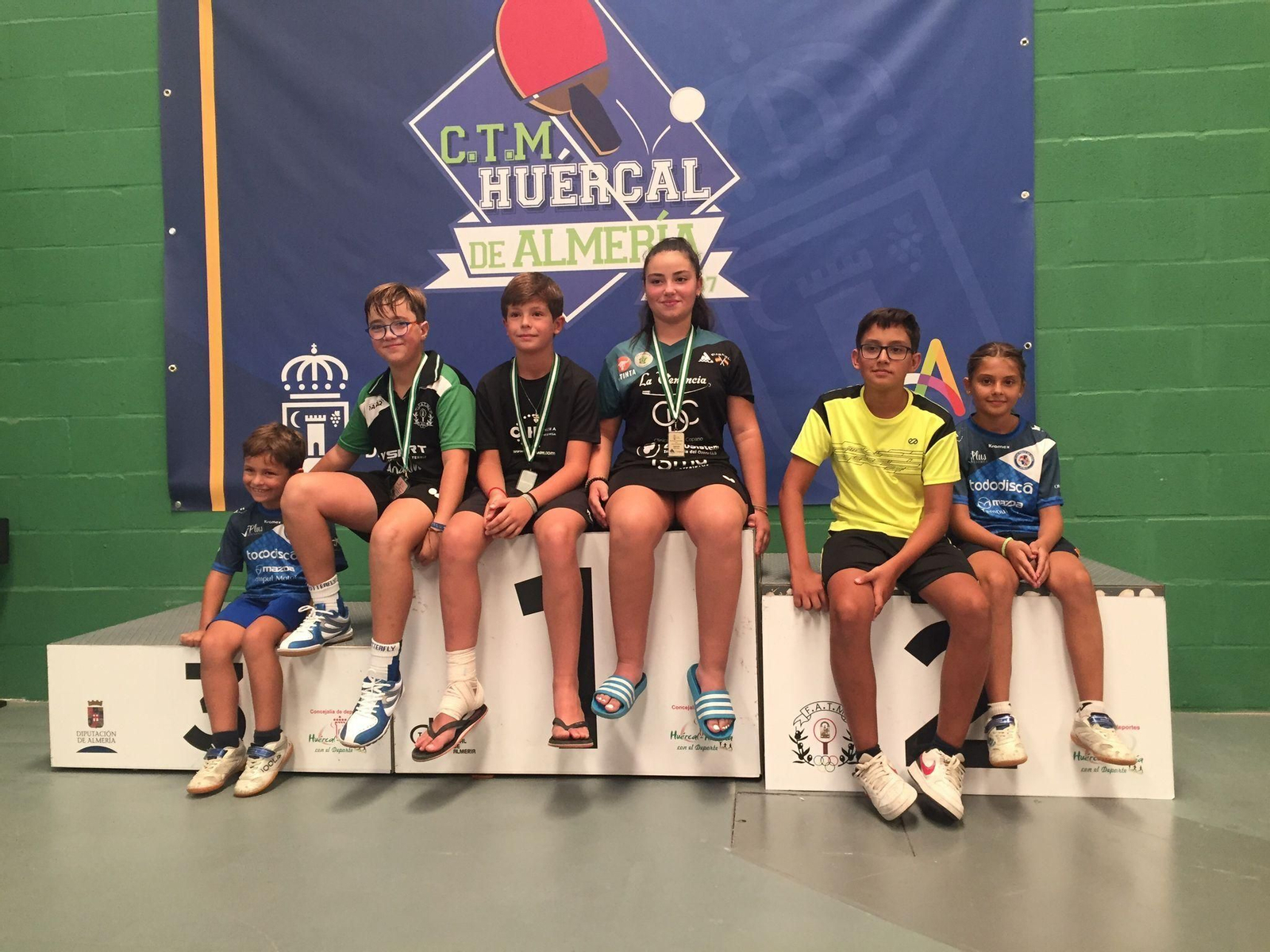 Alba Sánchez y Javier Galán jr., junto a otros compañeros de equipo en Almería.