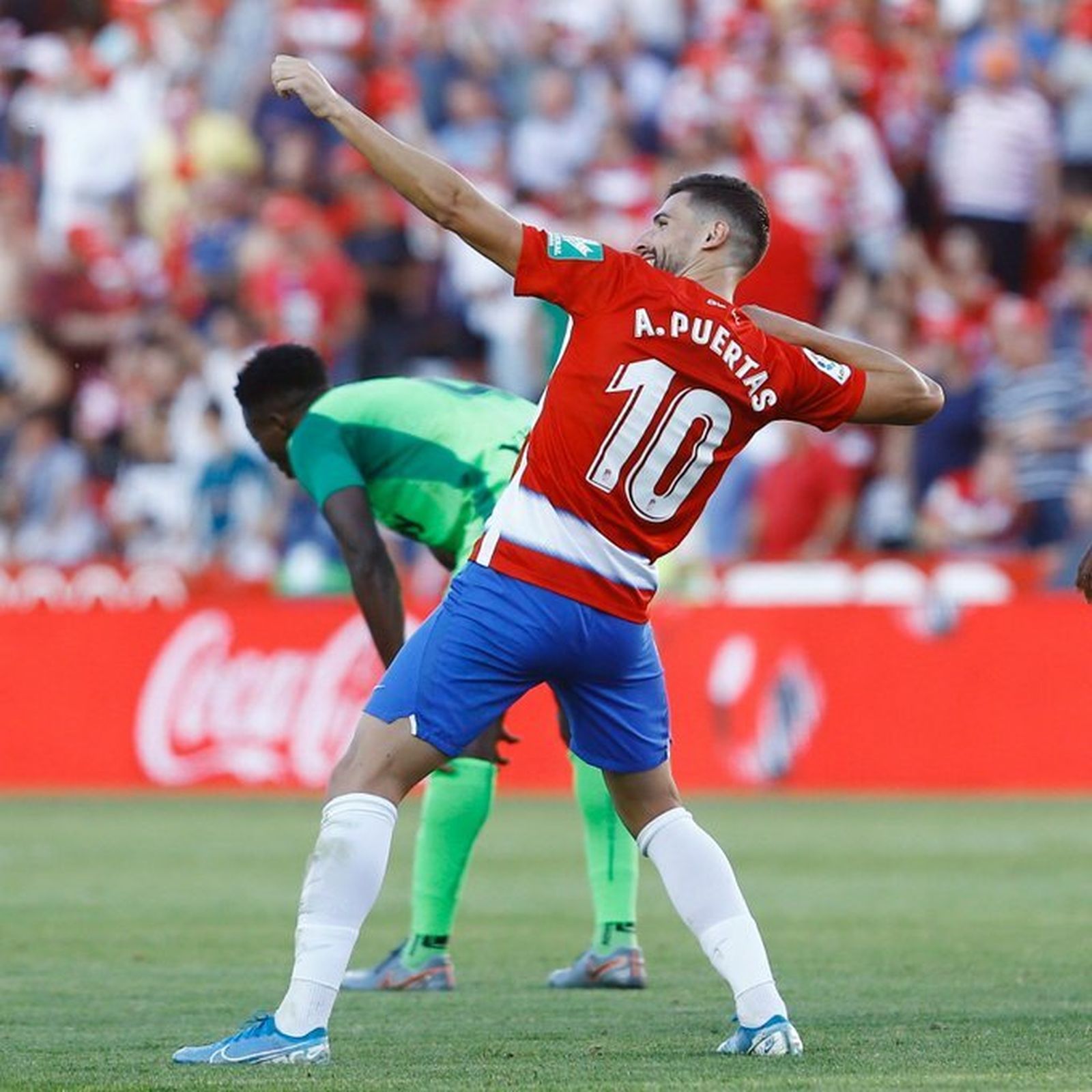 Antonio Puertas celebra el primer gol