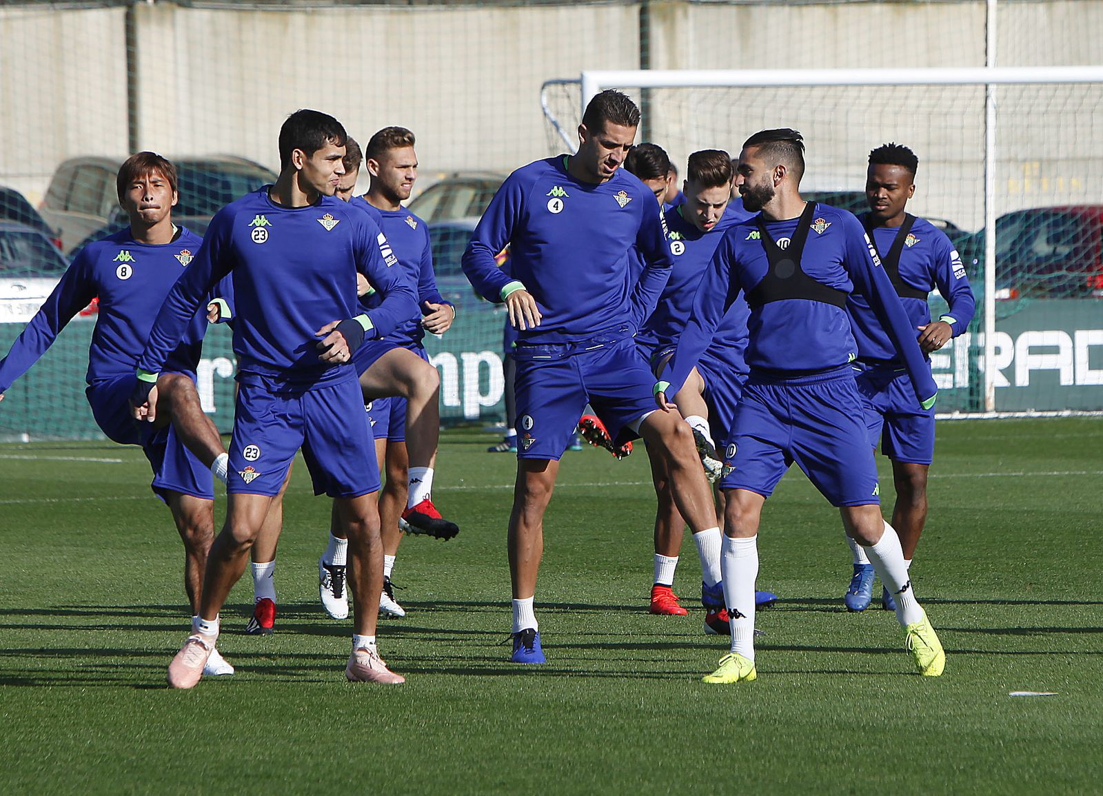 Los jugadores del Betis se ejercitan en la ciudad deportiva.