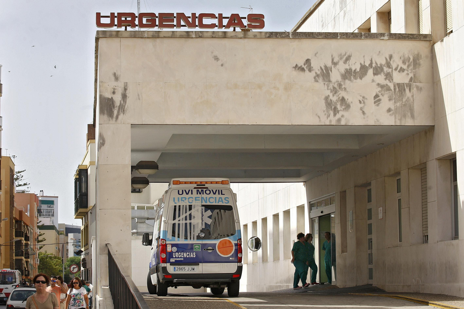 Una ambulancia en la entrada del servicio de Urgencias del Puerta del Mar.