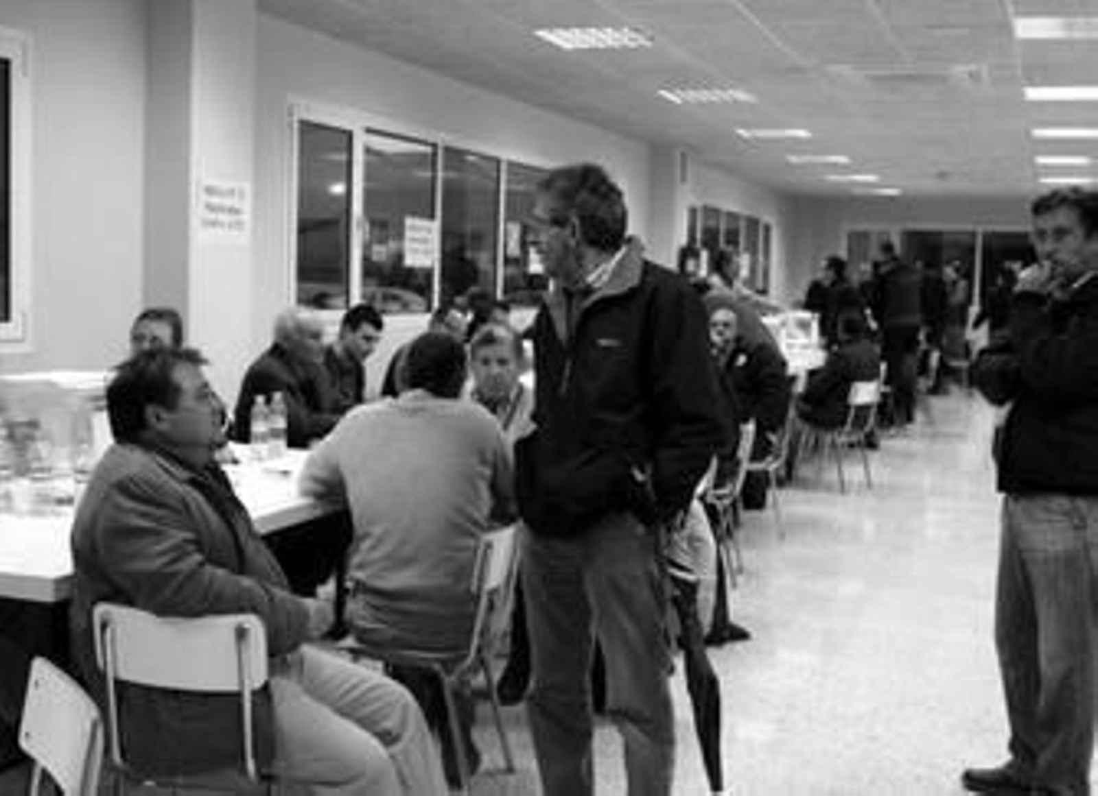 Trabajadores de Acerinox en el comedor de la factoría durante la jornada electoral del pasado miércoles.