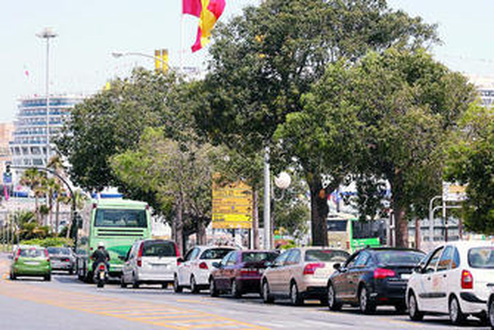 Atasco de coches en la Cuesta de las Calesas a mediodía de ayer.